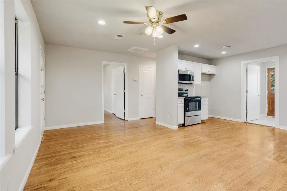 Single Family Residence For Sale in Grayson County , 1310 W Laurel Street, Sherman, Texas 75092, 2 Bedroom, 1 Bathroom, 2 Garage spaces, 819 Sqft, built in 1950, mls#21368678, Real Estate Agent in Sherman, Homes For Sale in Grayson county, Homes For Sale in Sherman, Realtor in Sherman Texas, Real Estate Brokerage Independent Realty Texas, Luminita Cordes Realtor