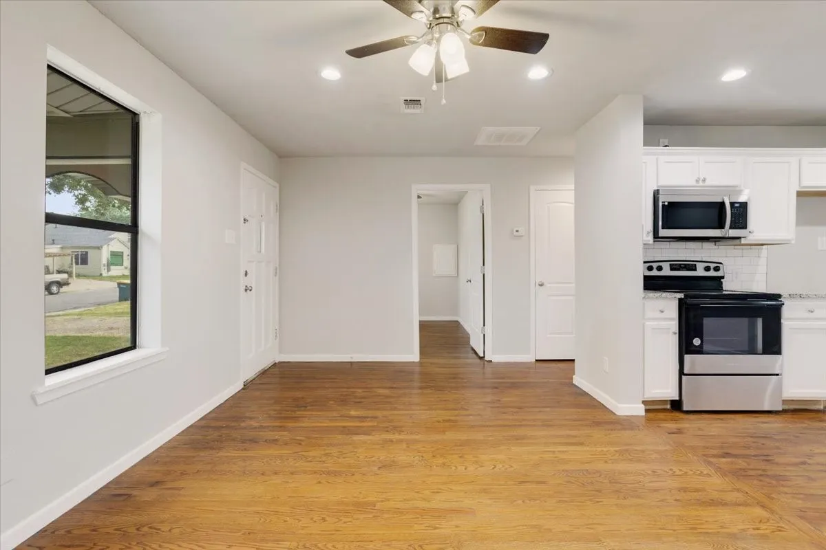 Single Family Residence For Sale in Grayson County , 1310 W Laurel Street, Sherman, Texas 75092, 2 Bedroom, 1 Bathroom, 2 Garage spaces, 819 Sqft, built in 1950, mls#21368678, Real Estate Agent in Sherman, Homes For Sale in Grayson county, Homes For Sale in Sherman, Realtor in Sherman Texas, Real Estate Brokerage Independent Realty Texas, Luminita Cordes Realtor