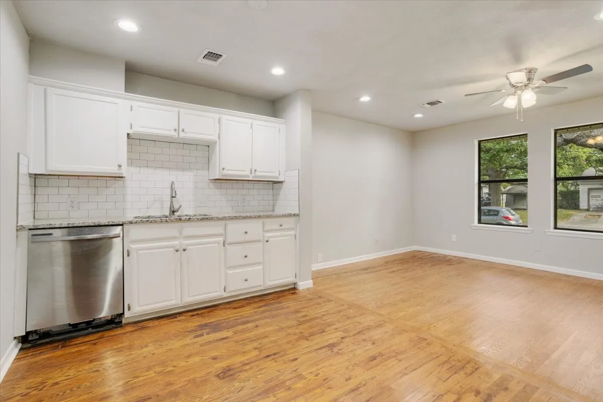 Single Family Residence For Sale in Grayson County , 1310 W Laurel Street, Sherman, Texas 75092, 2 Bedroom, 1 Bathroom, 2 Garage spaces, 819 Sqft, built in 1950, mls#21368678, Real Estate Agent in Sherman, Homes For Sale in Grayson county, Homes For Sale in Sherman, Realtor in Sherman Texas, Real Estate Brokerage Independent Realty Texas, Luminita Cordes Realtor
