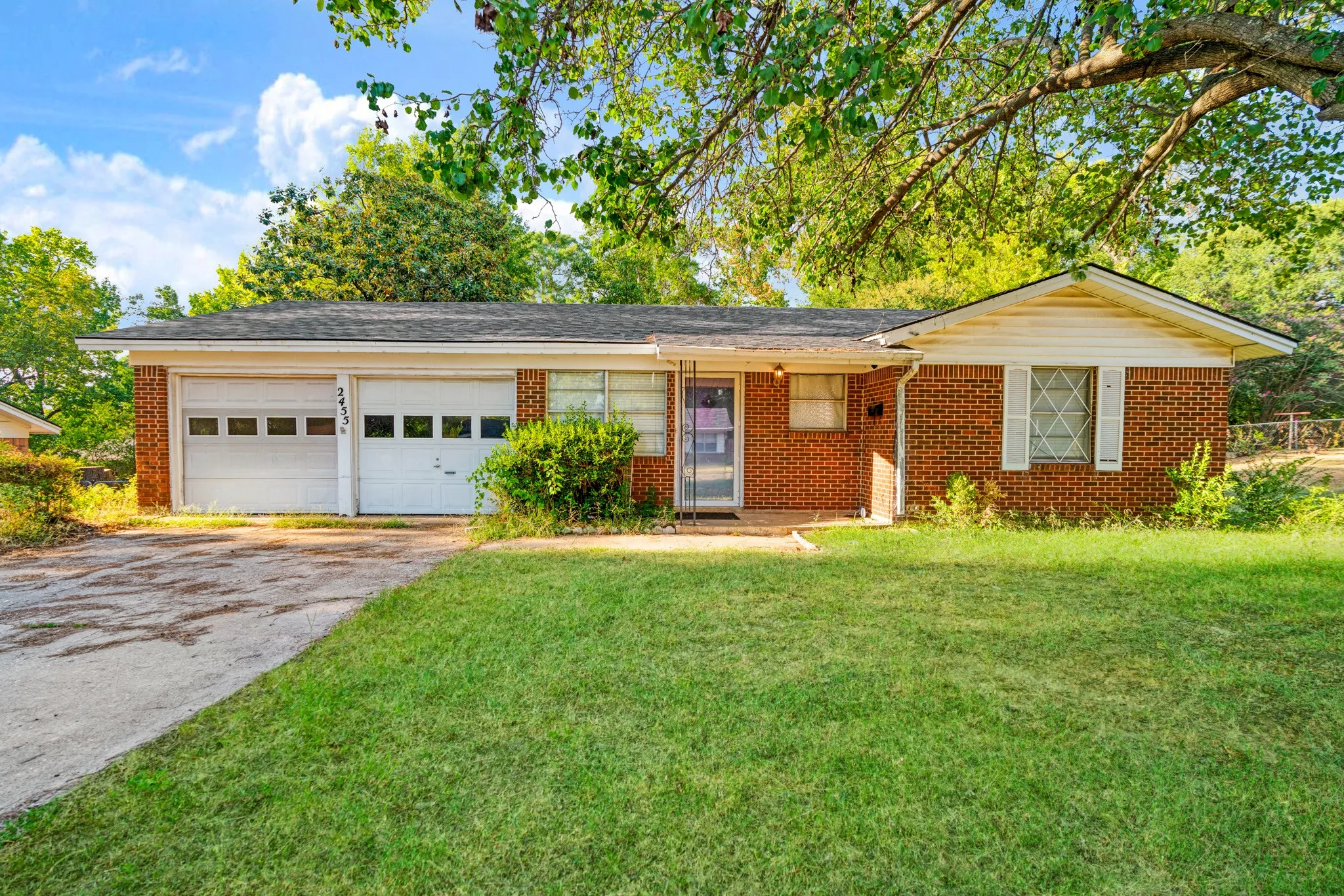 Single Family Residence For Sale in Lamar County , 2455 Cypress Drive, Paris, Texas 75460, 3 Bedroom, 2 Bathroom, 2 Garage spaces, 1,210 Sqft, built in 1978, mls#21368682, Real Estate Agent in Paris, Homes For Sale in Lamar county, Homes For Sale in Paris, Realtor in Paris Texas, Real Estate Brokerage Independent Realty Texas, Luminita Cordes Realtor