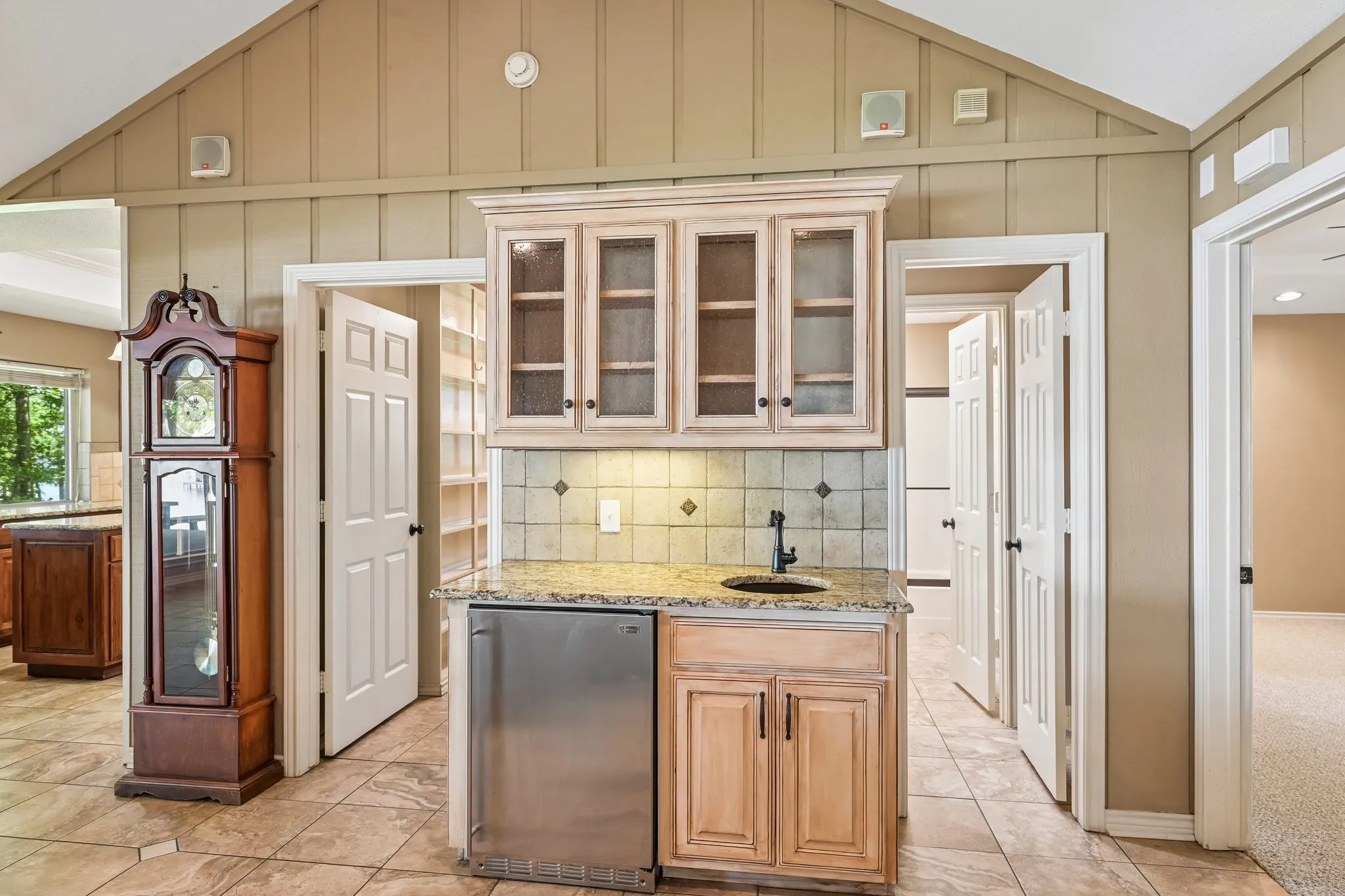 Single Family Residence For Sale in Wood County , 352 County Road 1299, Yantis, Texas 75497, 3 Bedroom, 3 Bathroom, 6 Garage spaces, 3,385 Sqft, built in 1985, mls#21368066, Real Estate Agent in Yantis, Homes For Sale in Wood county, Homes For Sale in Yantis, Realtor in Yantis Texas, Real Estate Brokerage Independent Realty Texas, Luminita Cordes Realtor