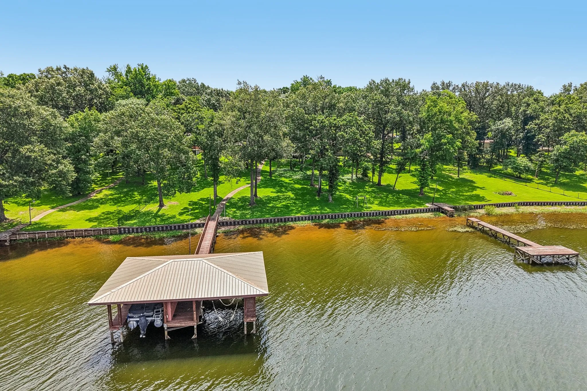 Single Family Residence For Sale in Wood County , 352 County Road 1299, Yantis, Texas 75497, 3 Bedroom, 3 Bathroom, 6 Garage spaces, 3,385 Sqft, built in 1985, mls#21368066, Real Estate Agent in Yantis, Homes For Sale in Wood county, Homes For Sale in Yantis, Realtor in Yantis Texas, Real Estate Brokerage Independent Realty Texas, Luminita Cordes Realtor