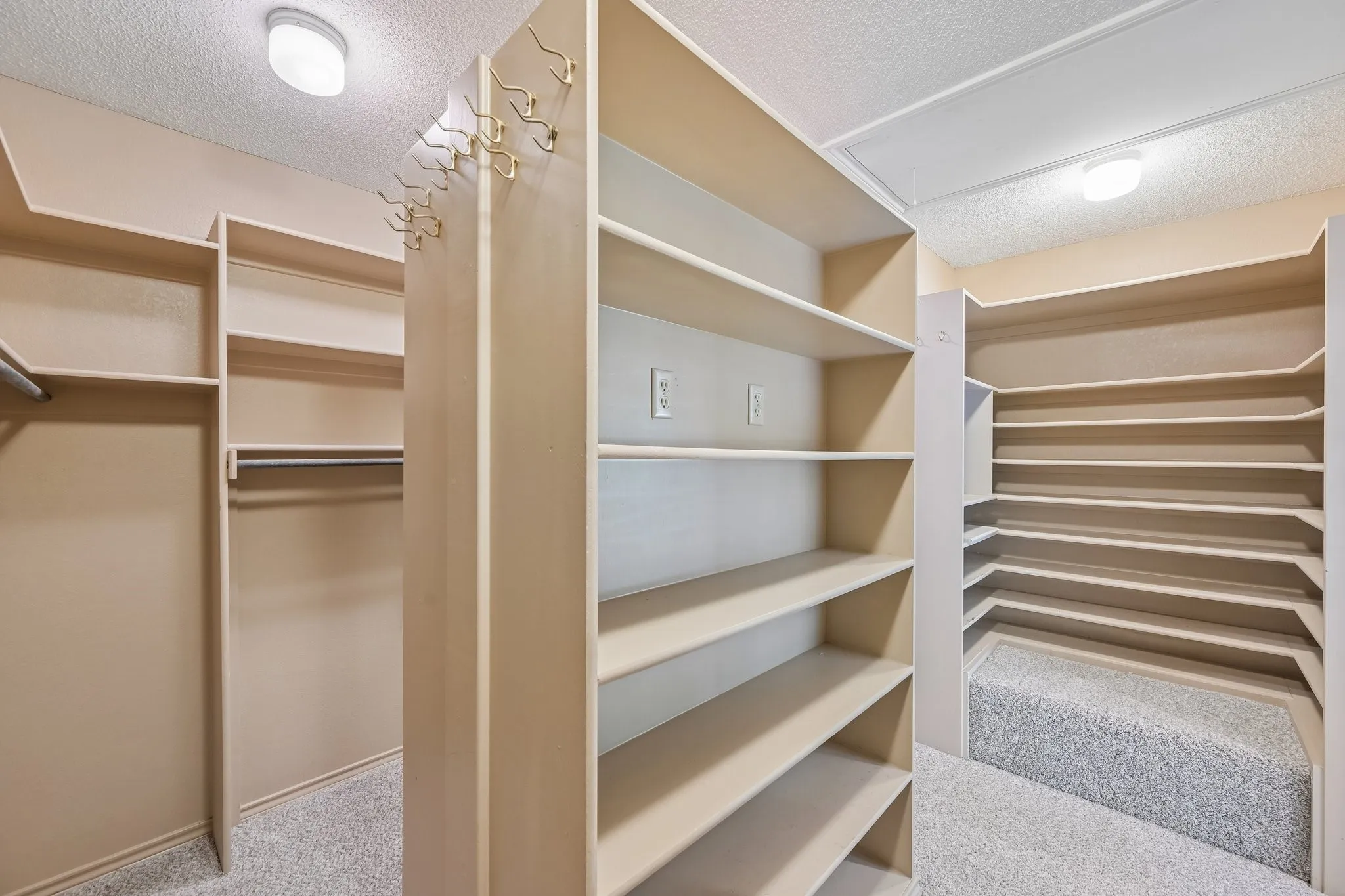 Single Family Residence For Sale in Wood County , 352 County Road 1299, Yantis, Texas 75497, 3 Bedroom, 3 Bathroom, 6 Garage spaces, 3,385 Sqft, built in 1985, mls#21368066, Real Estate Agent in Yantis, Homes For Sale in Wood county, Homes For Sale in Yantis, Realtor in Yantis Texas, Real Estate Brokerage Independent Realty Texas, Luminita Cordes Realtor