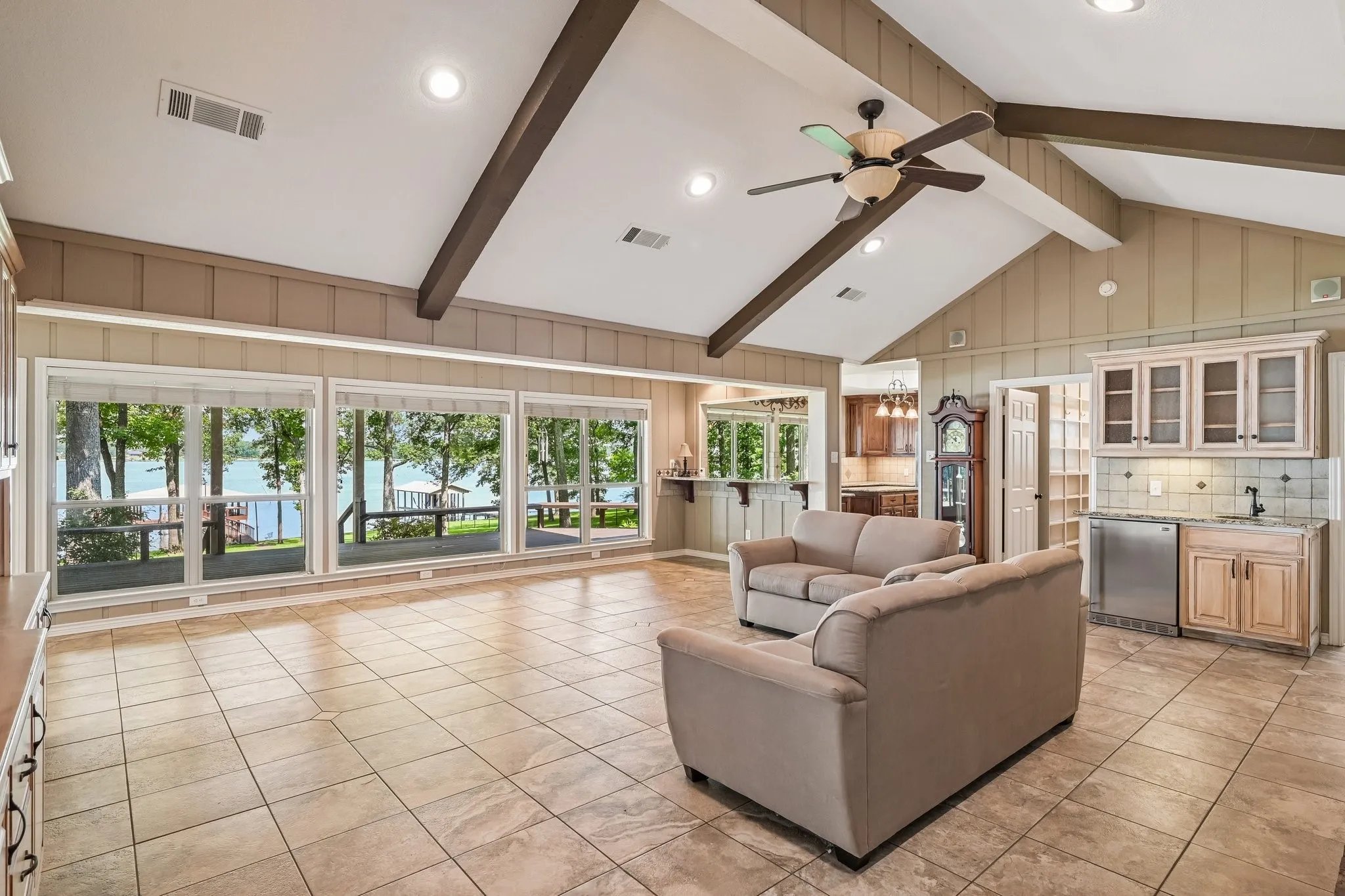 Single Family Residence For Sale in Wood County , 352 County Road 1299, Yantis, Texas 75497, 3 Bedroom, 3 Bathroom, 6 Garage spaces, 3,385 Sqft, built in 1985, mls#21368066, Real Estate Agent in Yantis, Homes For Sale in Wood county, Homes For Sale in Yantis, Realtor in Yantis Texas, Real Estate Brokerage Independent Realty Texas, Luminita Cordes Realtor