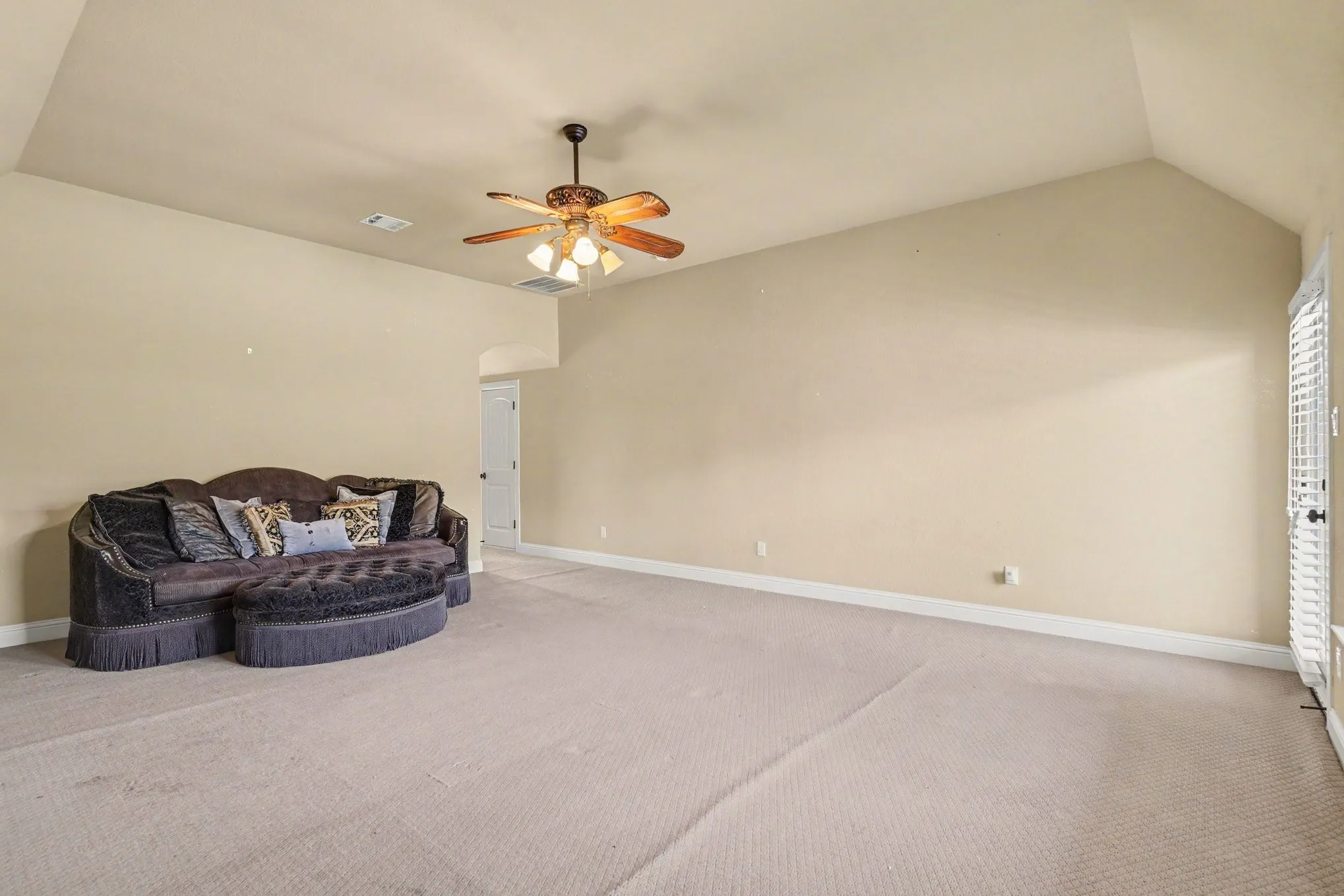 Bonus room w/ access to 2nd floor balcony and back staircase