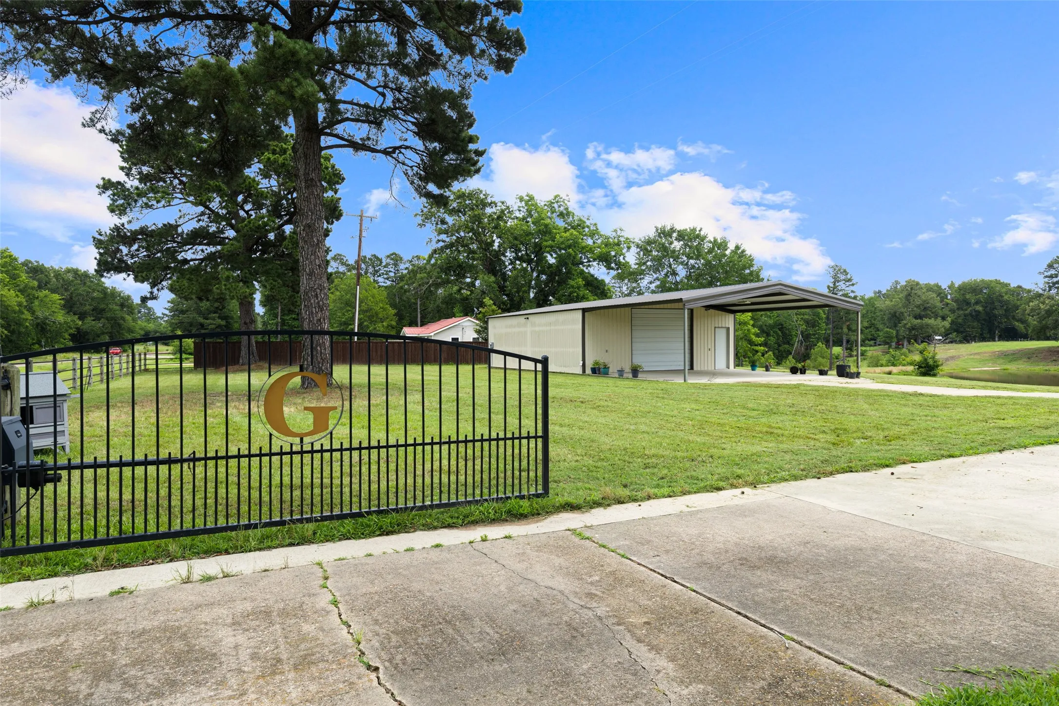 Single Family Residence For Sale in Upshur County , 9799 Fm 49, Big Sandy, Texas 75755, 3 Bedroom, 2 Bathroom, 2 Garage spaces, 2,626 Sqft, built in 1970, mls#21368072, Real Estate Agent in Big Sandy, Homes For Sale in Upshur county, Homes For Sale in Big Sandy, Realtor in Big Sandy Texas, Real Estate Brokerage Independent Realty Texas, Luminita Cordes Realtor