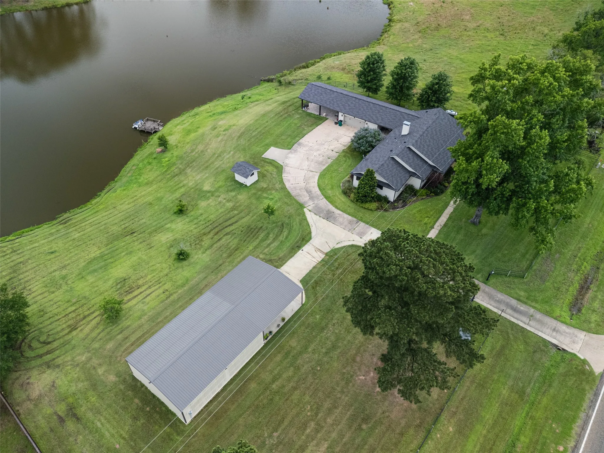 Single Family Residence For Sale in Upshur County , 9799 Fm 49, Big Sandy, Texas 75755, 3 Bedroom, 2 Bathroom, 2 Garage spaces, 2,626 Sqft, built in 1970, mls#21368072, Real Estate Agent in Big Sandy, Homes For Sale in Upshur county, Homes For Sale in Big Sandy, Realtor in Big Sandy Texas, Real Estate Brokerage Independent Realty Texas, Luminita Cordes Realtor