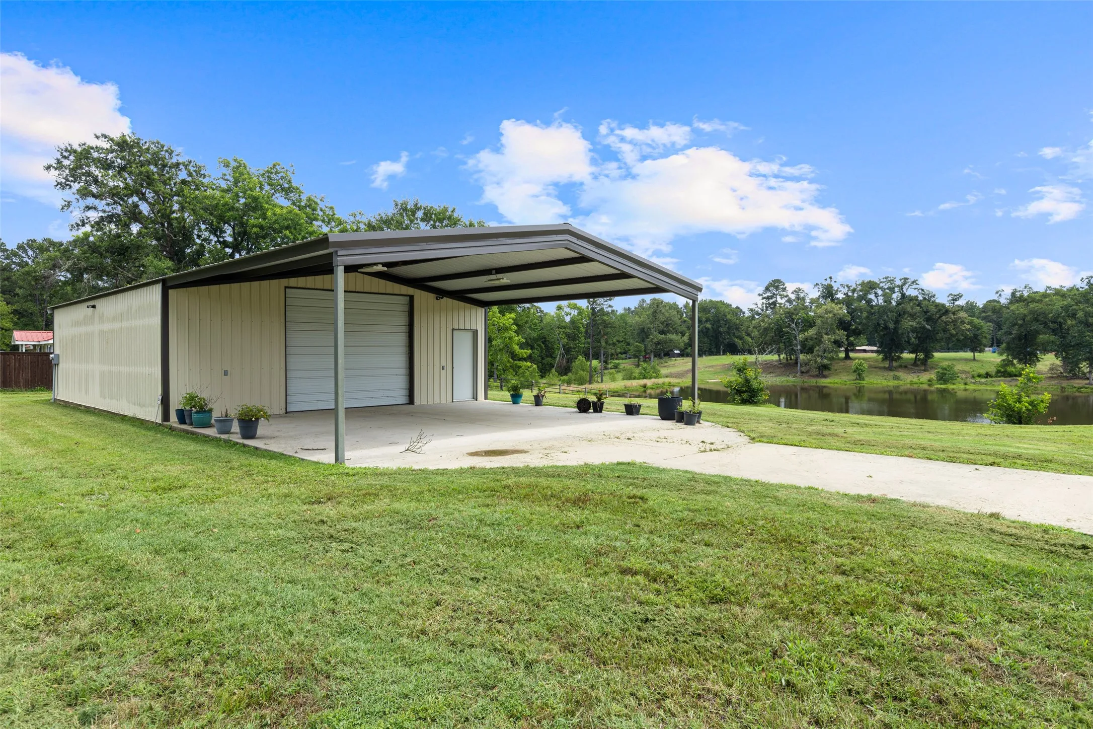 Single Family Residence For Sale in Upshur County , 9799 Fm 49, Big Sandy, Texas 75755, 3 Bedroom, 2 Bathroom, 2 Garage spaces, 2,626 Sqft, built in 1970, mls#21368072, Real Estate Agent in Big Sandy, Homes For Sale in Upshur county, Homes For Sale in Big Sandy, Realtor in Big Sandy Texas, Real Estate Brokerage Independent Realty Texas, Luminita Cordes Realtor