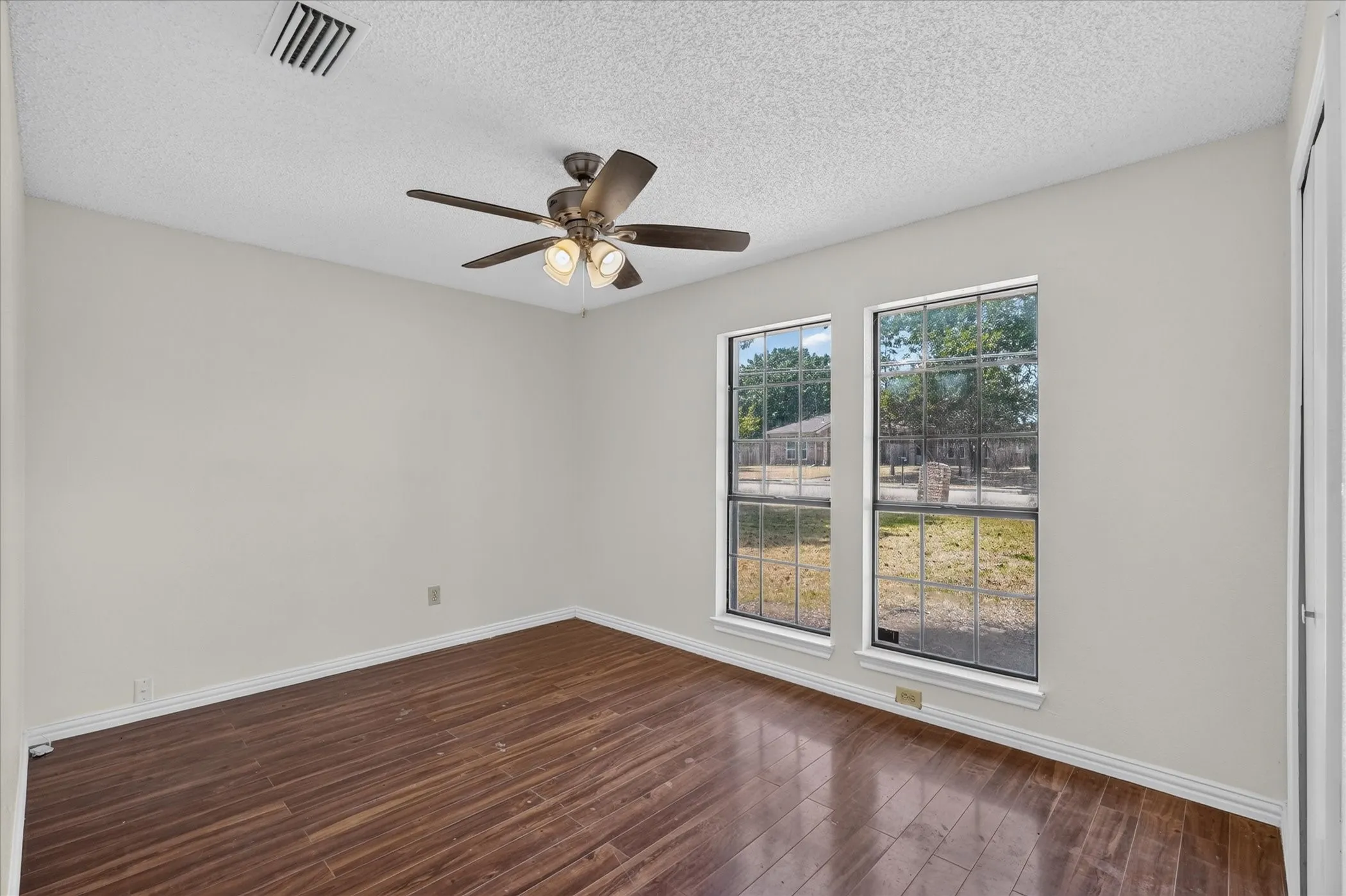 Single Family Residence For Sale in Dallas County , 4114 Coryell Way, Mesquite, Texas 75150, 3 Bedroom, 2 Bathroom, 2 Garage spaces, 1,731 Sqft, built in 1986, mls#21363539, Real Estate Agent in Mesquite, Homes For Sale in Dallas county, Homes For Sale in Mesquite, Realtor in Mesquite Texas, Real Estate Brokerage Independent Realty Texas, Luminita Cordes Realtor