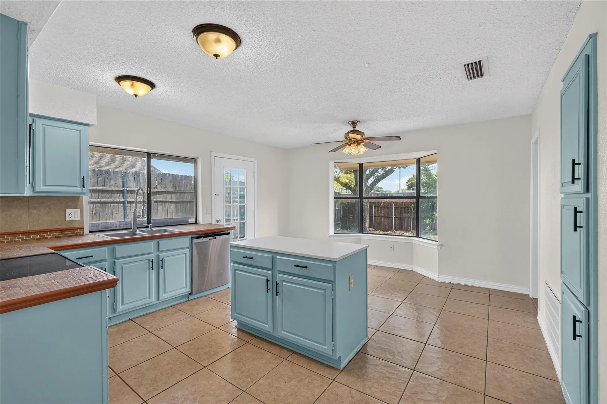 Single Family Residence For Sale in Dallas County , 4114 Coryell Way, Mesquite, Texas 75150, 3 Bedroom, 2 Bathroom, 2 Garage spaces, 1,731 Sqft, built in 1986, mls#21363539, Real Estate Agent in Mesquite, Homes For Sale in Dallas county, Homes For Sale in Mesquite, Realtor in Mesquite Texas, Real Estate Brokerage Independent Realty Texas, Luminita Cordes Realtor