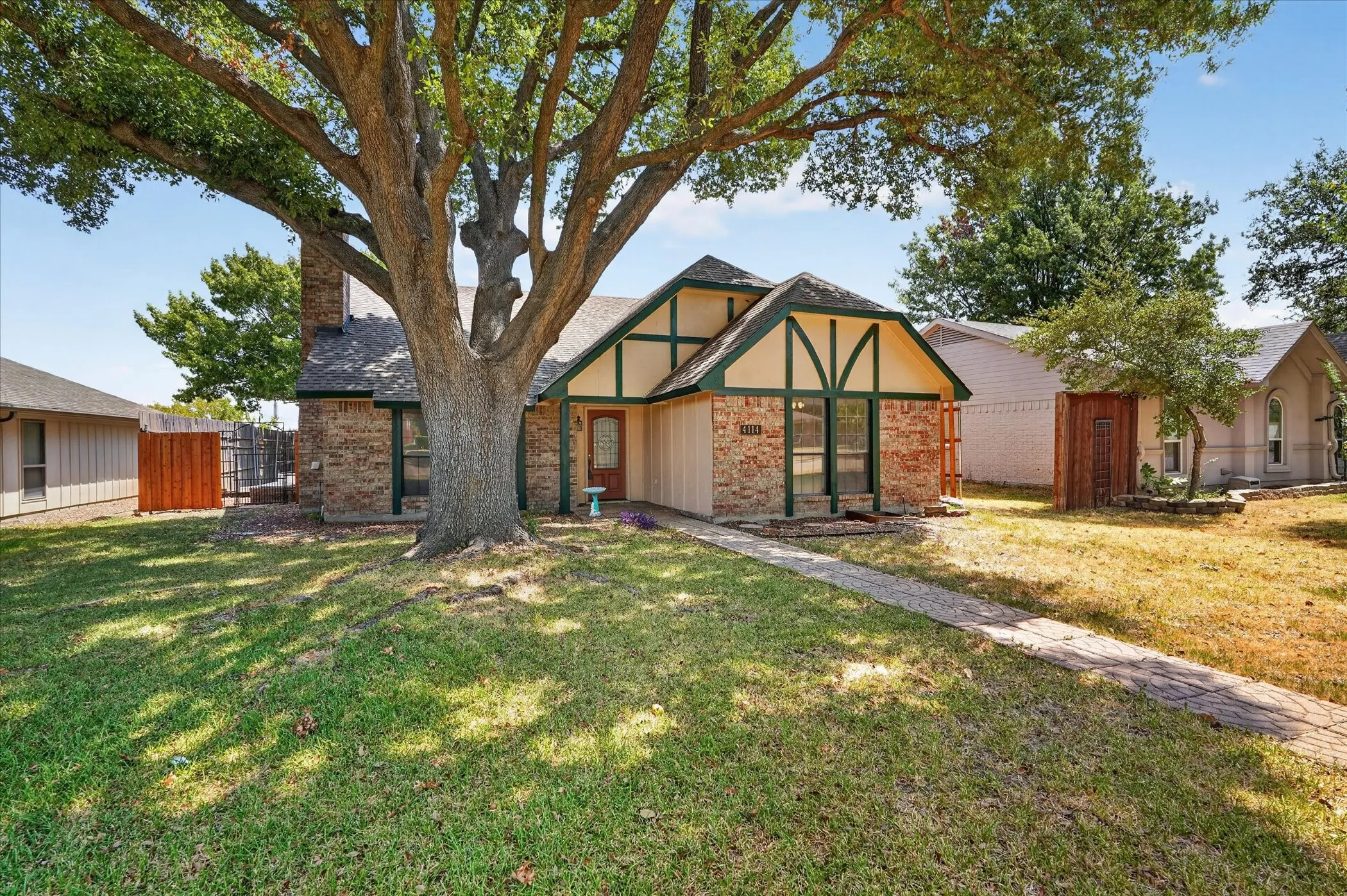 Single Family Residence For Sale in Dallas County , 4114 Coryell Way, Mesquite, Texas 75150, 3 Bedroom, 2 Bathroom, 2 Garage spaces, 1,731 Sqft, built in 1986, mls#21363539, Real Estate Agent in Mesquite, Homes For Sale in Dallas county, Homes For Sale in Mesquite, Realtor in Mesquite Texas, Real Estate Brokerage Independent Realty Texas, Luminita Cordes Realtor