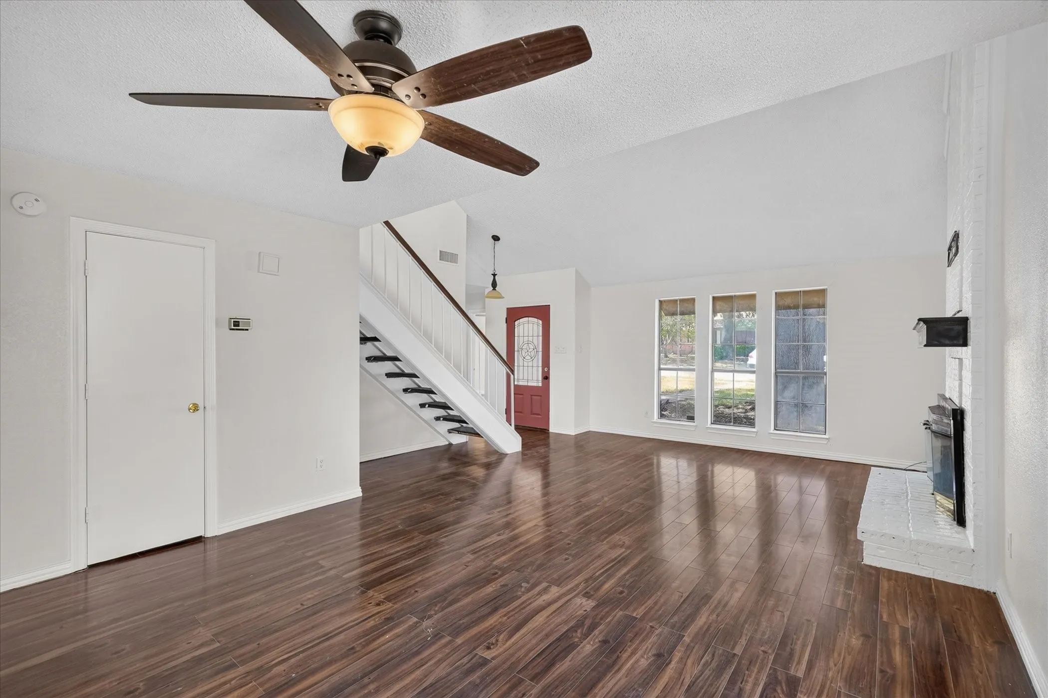 Single Family Residence For Sale in Dallas County , 4114 Coryell Way, Mesquite, Texas 75150, 3 Bedroom, 2 Bathroom, 2 Garage spaces, 1,731 Sqft, built in 1986, mls#21363539, Real Estate Agent in Mesquite, Homes For Sale in Dallas county, Homes For Sale in Mesquite, Realtor in Mesquite Texas, Real Estate Brokerage Independent Realty Texas, Luminita Cordes Realtor