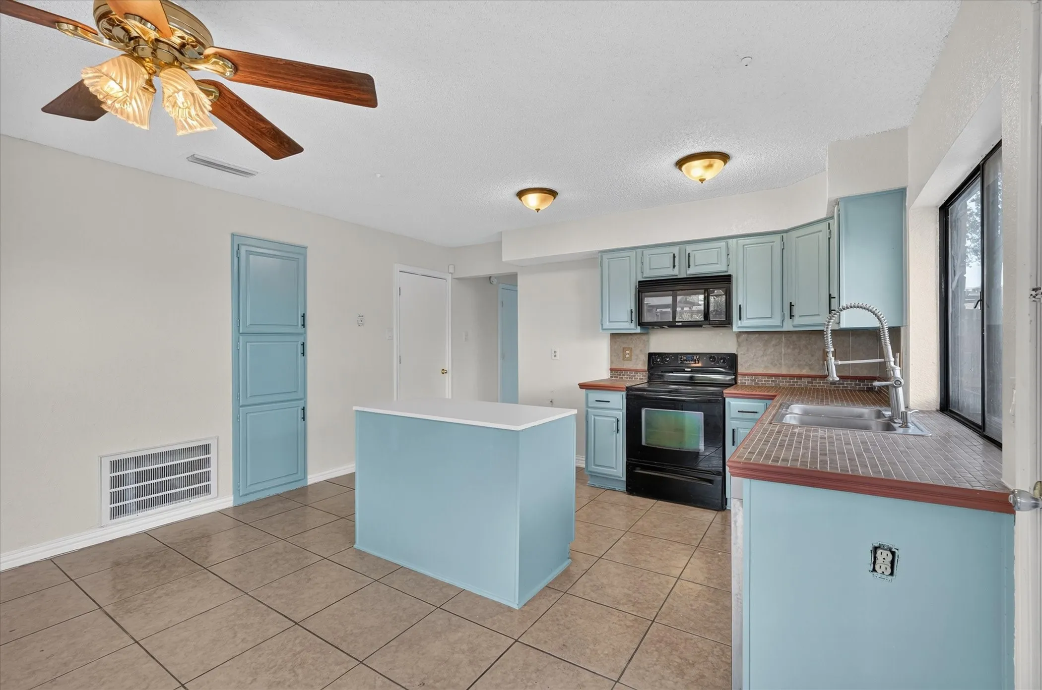 Single Family Residence For Sale in Dallas County , 4114 Coryell Way, Mesquite, Texas 75150, 3 Bedroom, 2 Bathroom, 2 Garage spaces, 1,731 Sqft, built in 1986, mls#21363539, Real Estate Agent in Mesquite, Homes For Sale in Dallas county, Homes For Sale in Mesquite, Realtor in Mesquite Texas, Real Estate Brokerage Independent Realty Texas, Luminita Cordes Realtor