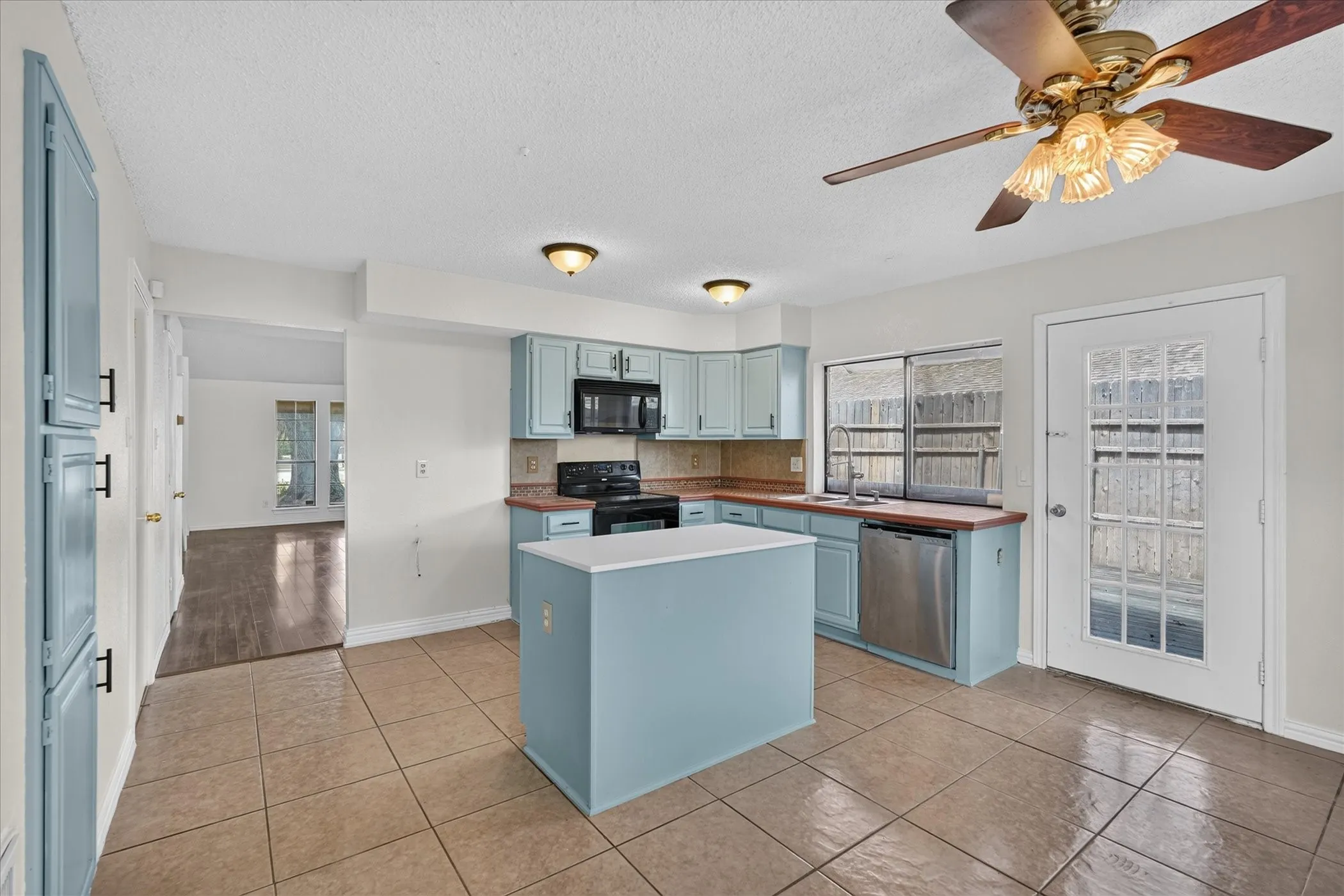 Single Family Residence For Sale in Dallas County , 4114 Coryell Way, Mesquite, Texas 75150, 3 Bedroom, 2 Bathroom, 2 Garage spaces, 1,731 Sqft, built in 1986, mls#21363539, Real Estate Agent in Mesquite, Homes For Sale in Dallas county, Homes For Sale in Mesquite, Realtor in Mesquite Texas, Real Estate Brokerage Independent Realty Texas, Luminita Cordes Realtor