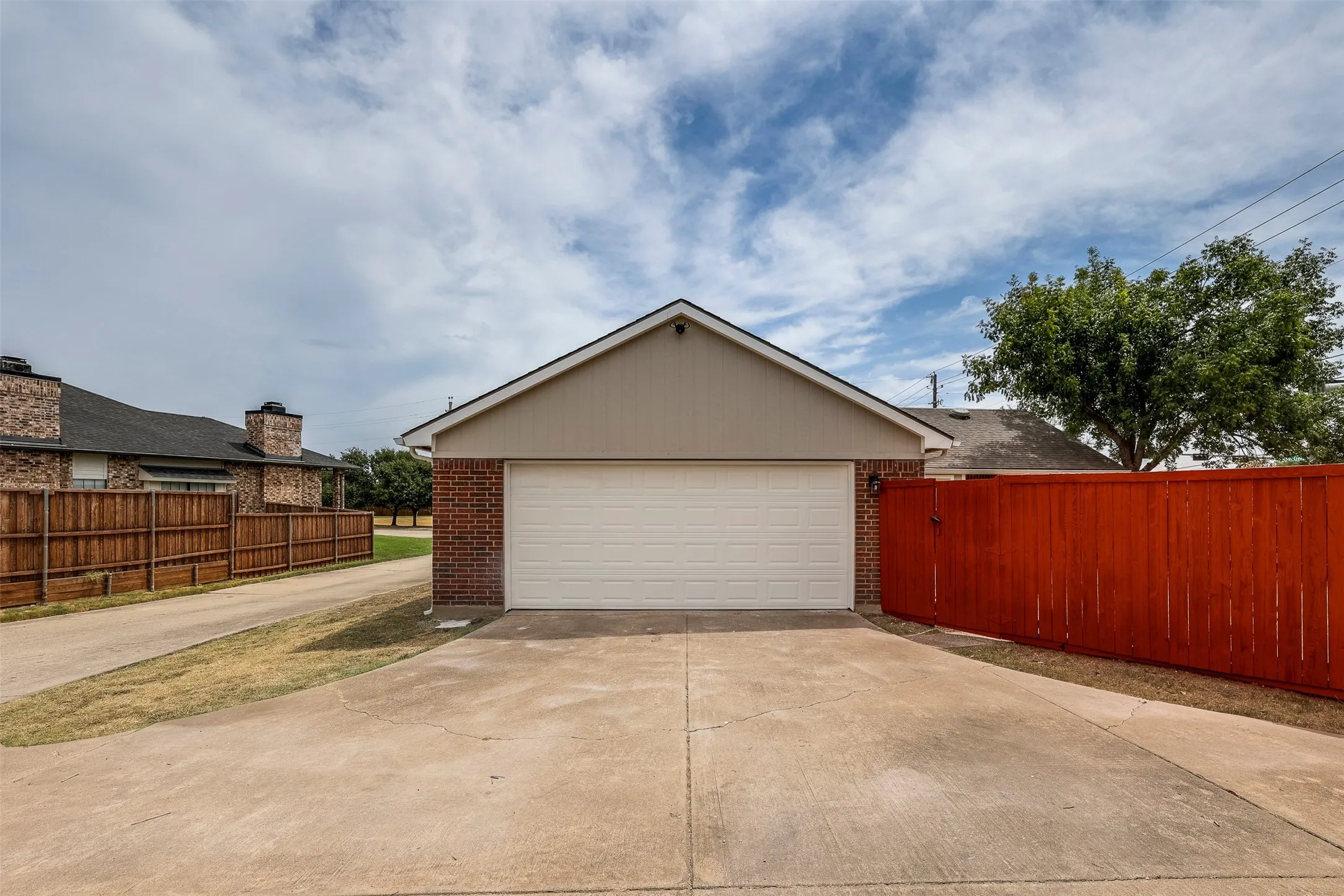 Single Family Residence For Sale in Denton County , 4201 Arbor Creek Drive, Carrollton, Texas 75010, 3 Bedroom, 2 Bathroom, 2 Garage spaces, 1,436 Sqft, built in 1987, mls#21368395, Real Estate Agent in Carrollton, Homes For Sale in Denton county, Homes For Sale in Carrollton, Realtor in Carrollton Texas, Real Estate Brokerage Independent Realty Texas, Luminita Cordes Realtor