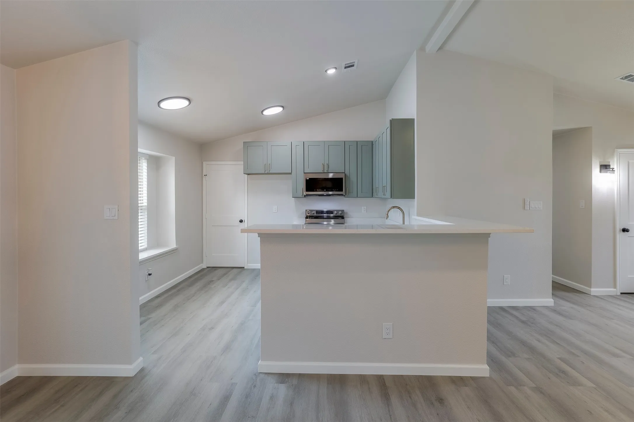 Single Family Residence For Sale in Denton County , 4201 Arbor Creek Drive, Carrollton, Texas 75010, 3 Bedroom, 2 Bathroom, 2 Garage spaces, 1,436 Sqft, built in 1987, mls#21368395, Real Estate Agent in Carrollton, Homes For Sale in Denton county, Homes For Sale in Carrollton, Realtor in Carrollton Texas, Real Estate Brokerage Independent Realty Texas, Luminita Cordes Realtor
