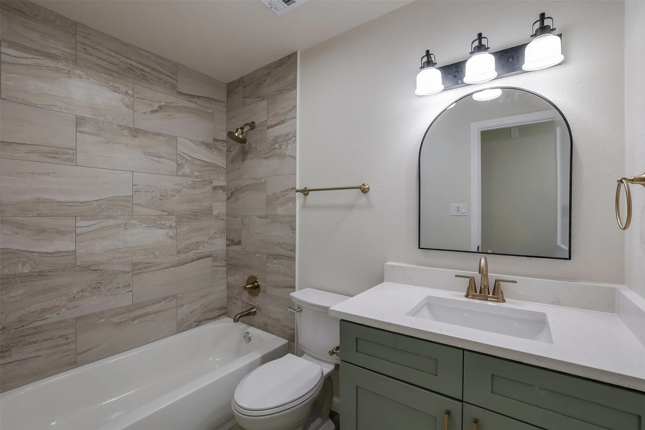 Single Family Residence For Sale in Denton County , 4201 Arbor Creek Drive, Carrollton, Texas 75010, 3 Bedroom, 2 Bathroom, 2 Garage spaces, 1,436 Sqft, built in 1987, mls#21368395, Real Estate Agent in Carrollton, Homes For Sale in Denton county, Homes For Sale in Carrollton, Realtor in Carrollton Texas, Real Estate Brokerage Independent Realty Texas, Luminita Cordes Realtor