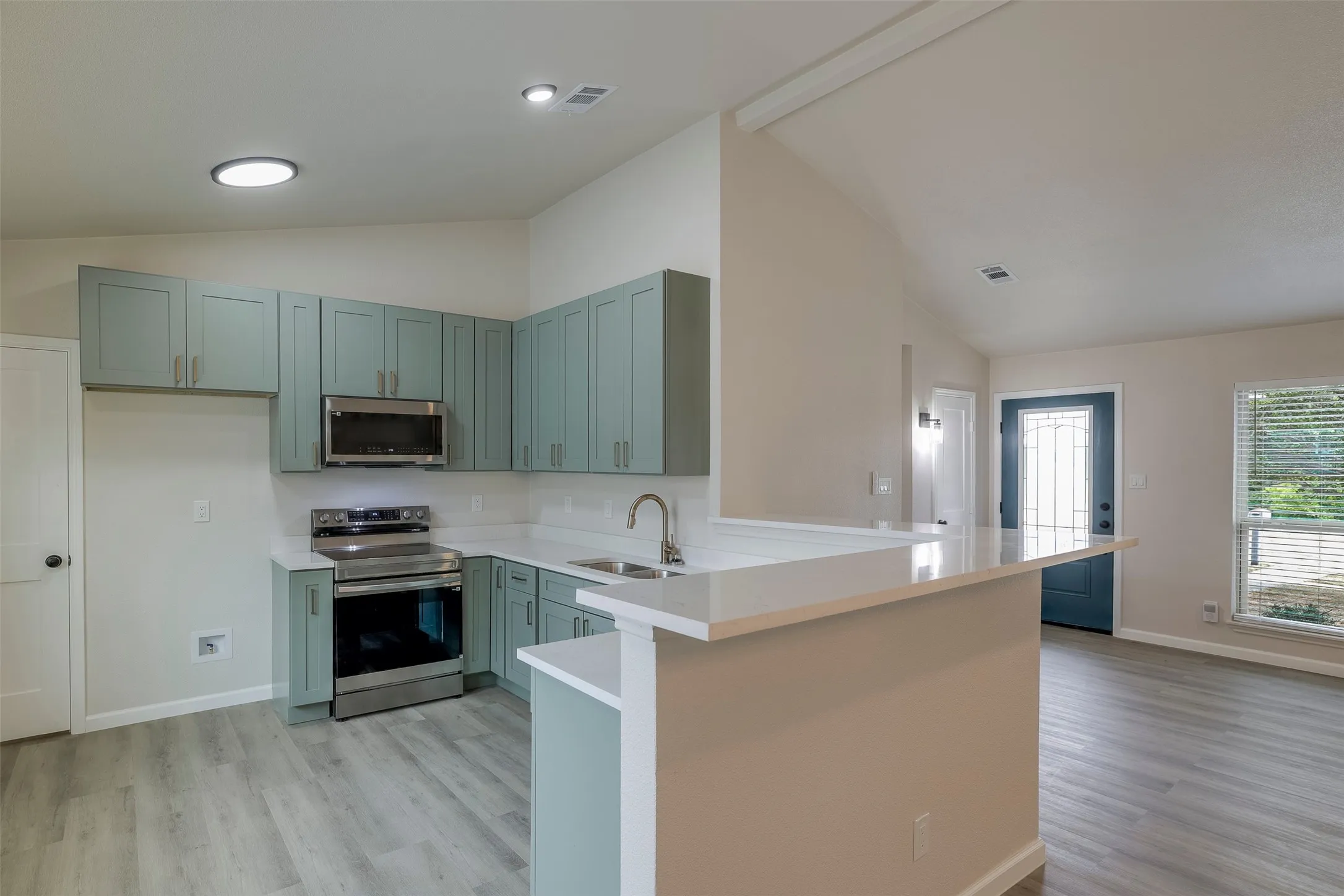 Single Family Residence For Sale in Denton County , 4201 Arbor Creek Drive, Carrollton, Texas 75010, 3 Bedroom, 2 Bathroom, 2 Garage spaces, 1,436 Sqft, built in 1987, mls#21368395, Real Estate Agent in Carrollton, Homes For Sale in Denton county, Homes For Sale in Carrollton, Realtor in Carrollton Texas, Real Estate Brokerage Independent Realty Texas, Luminita Cordes Realtor