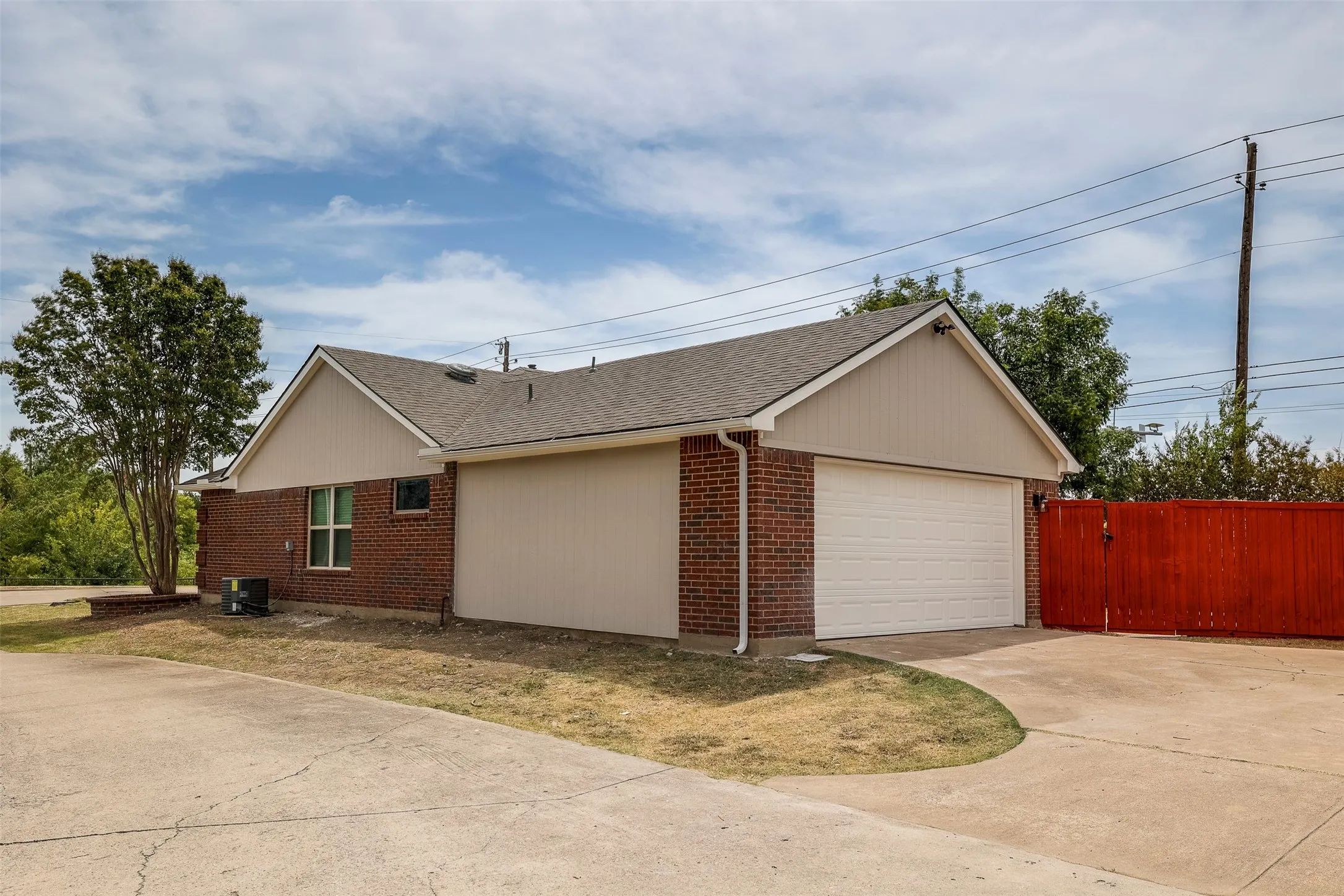 Single Family Residence For Sale in Denton County , 4201 Arbor Creek Drive, Carrollton, Texas 75010, 3 Bedroom, 2 Bathroom, 2 Garage spaces, 1,436 Sqft, built in 1987, mls#21368395, Real Estate Agent in Carrollton, Homes For Sale in Denton county, Homes For Sale in Carrollton, Realtor in Carrollton Texas, Real Estate Brokerage Independent Realty Texas, Luminita Cordes Realtor