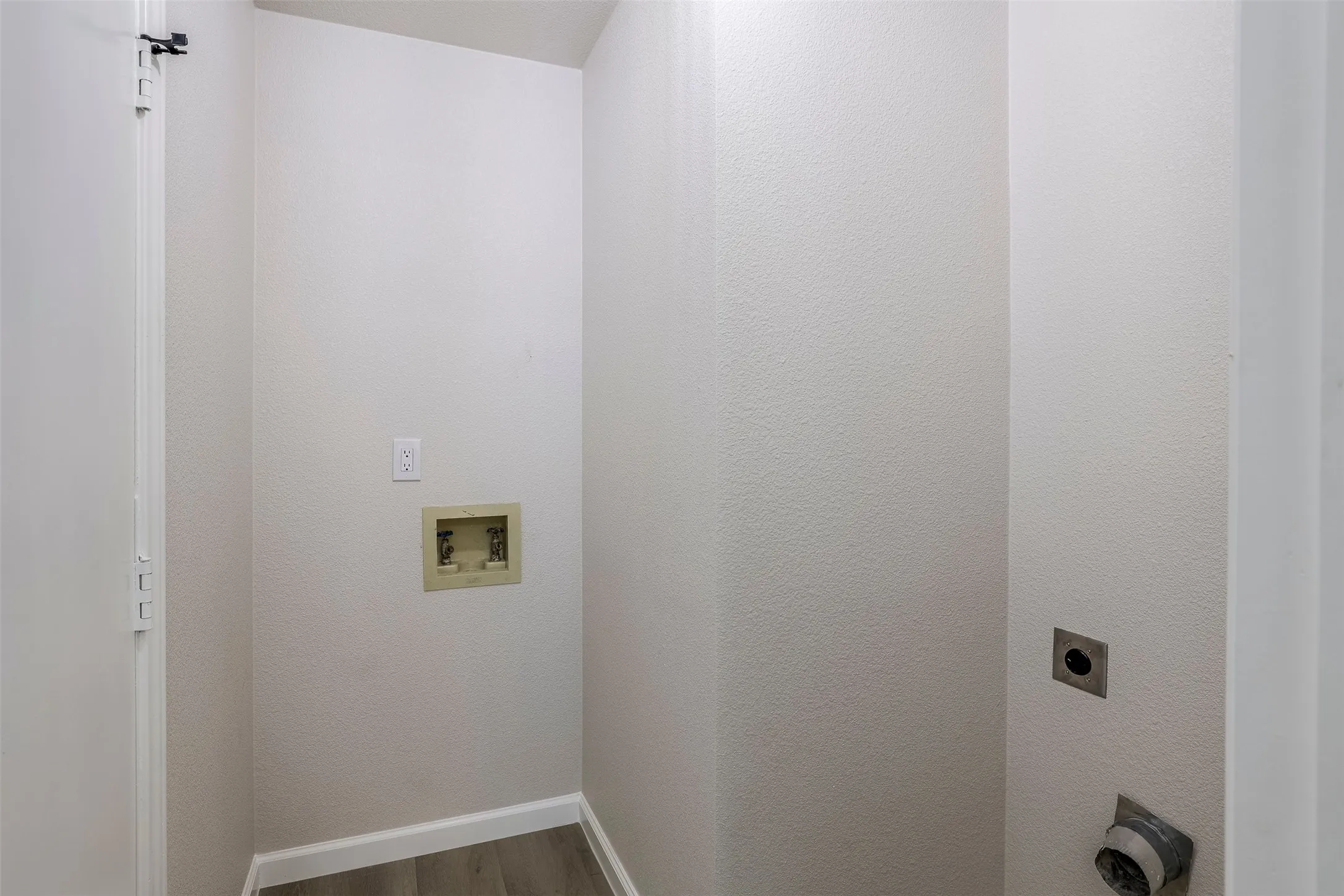 Single Family Residence For Sale in Denton County , 4201 Arbor Creek Drive, Carrollton, Texas 75010, 3 Bedroom, 2 Bathroom, 2 Garage spaces, 1,436 Sqft, built in 1987, mls#21368395, Real Estate Agent in Carrollton, Homes For Sale in Denton county, Homes For Sale in Carrollton, Realtor in Carrollton Texas, Real Estate Brokerage Independent Realty Texas, Luminita Cordes Realtor