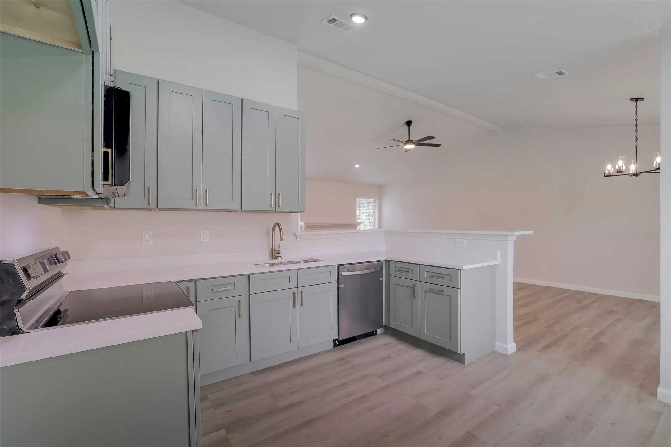 Single Family Residence For Sale in Denton County , 4201 Arbor Creek Drive, Carrollton, Texas 75010, 3 Bedroom, 2 Bathroom, 2 Garage spaces, 1,436 Sqft, built in 1987, mls#21368395, Real Estate Agent in Carrollton, Homes For Sale in Denton county, Homes For Sale in Carrollton, Realtor in Carrollton Texas, Real Estate Brokerage Independent Realty Texas, Luminita Cordes Realtor