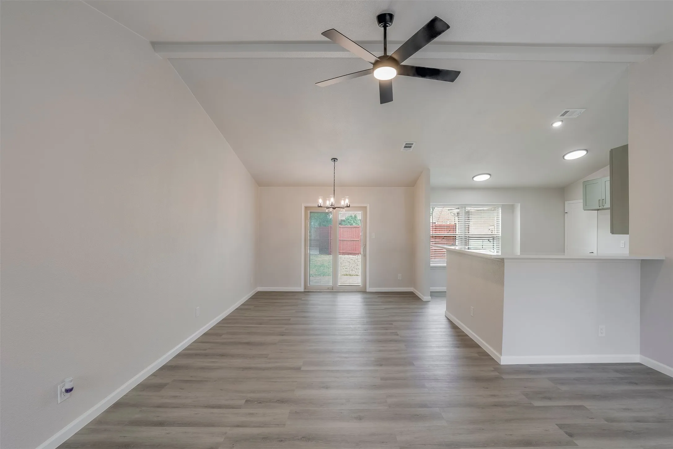 Single Family Residence For Sale in Denton County , 4201 Arbor Creek Drive, Carrollton, Texas 75010, 3 Bedroom, 2 Bathroom, 2 Garage spaces, 1,436 Sqft, built in 1987, mls#21368395, Real Estate Agent in Carrollton, Homes For Sale in Denton county, Homes For Sale in Carrollton, Realtor in Carrollton Texas, Real Estate Brokerage Independent Realty Texas, Luminita Cordes Realtor