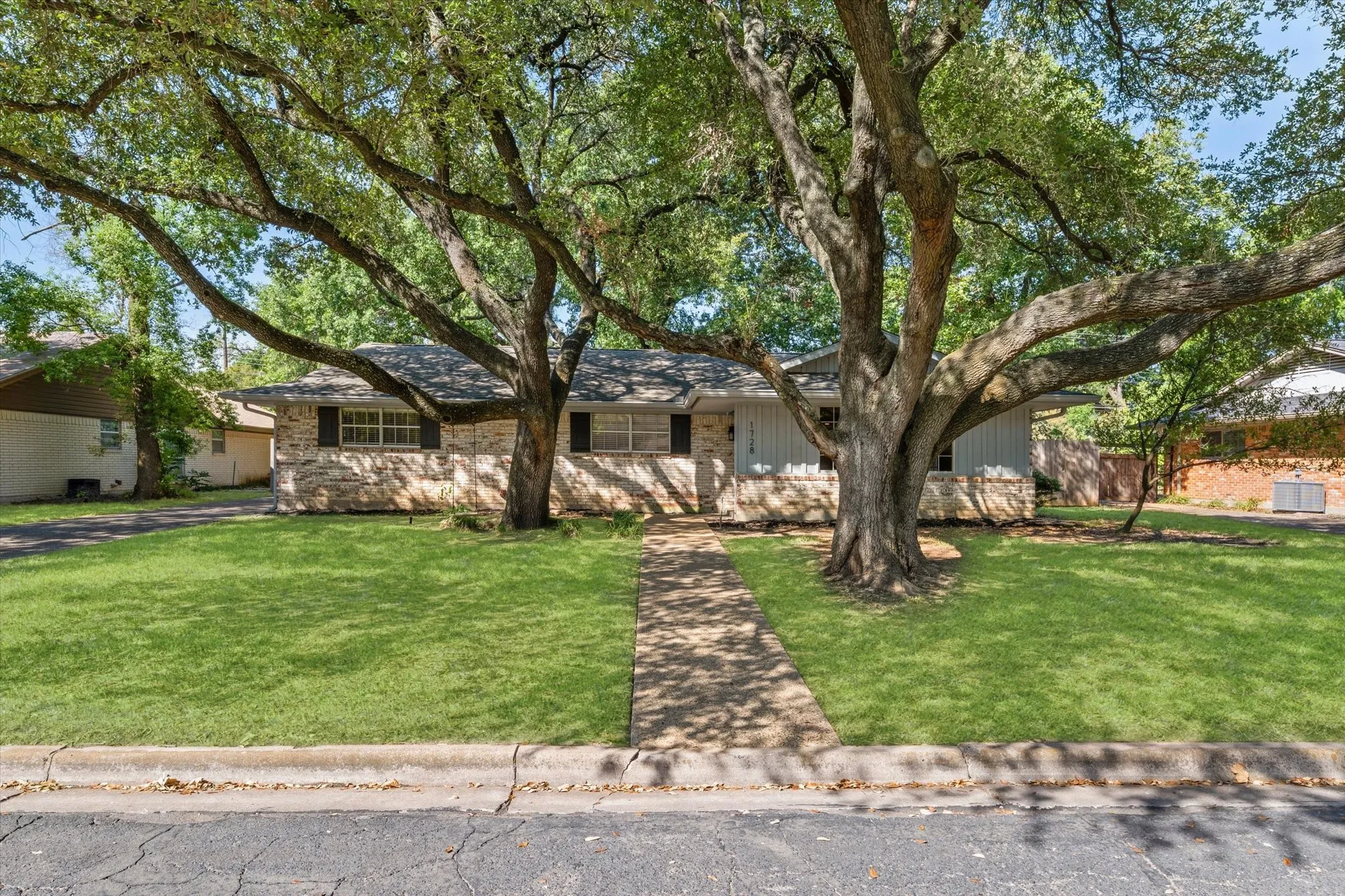 Single Family Residence For Sale in Mc Lennan County , 1728 Laurel Lake Drive, Waco, Texas 76710, 3 Bedroom, 3 Bathroom, Garage spaces, 2,245 Sqft, built in 1968, mls#21368452, Real Estate Agent in Waco, Homes For Sale in Mc Lennan county, Homes For Sale in Waco, Realtor in Waco Texas, Real Estate Brokerage Independent Realty Texas, Luminita Cordes Realtor
