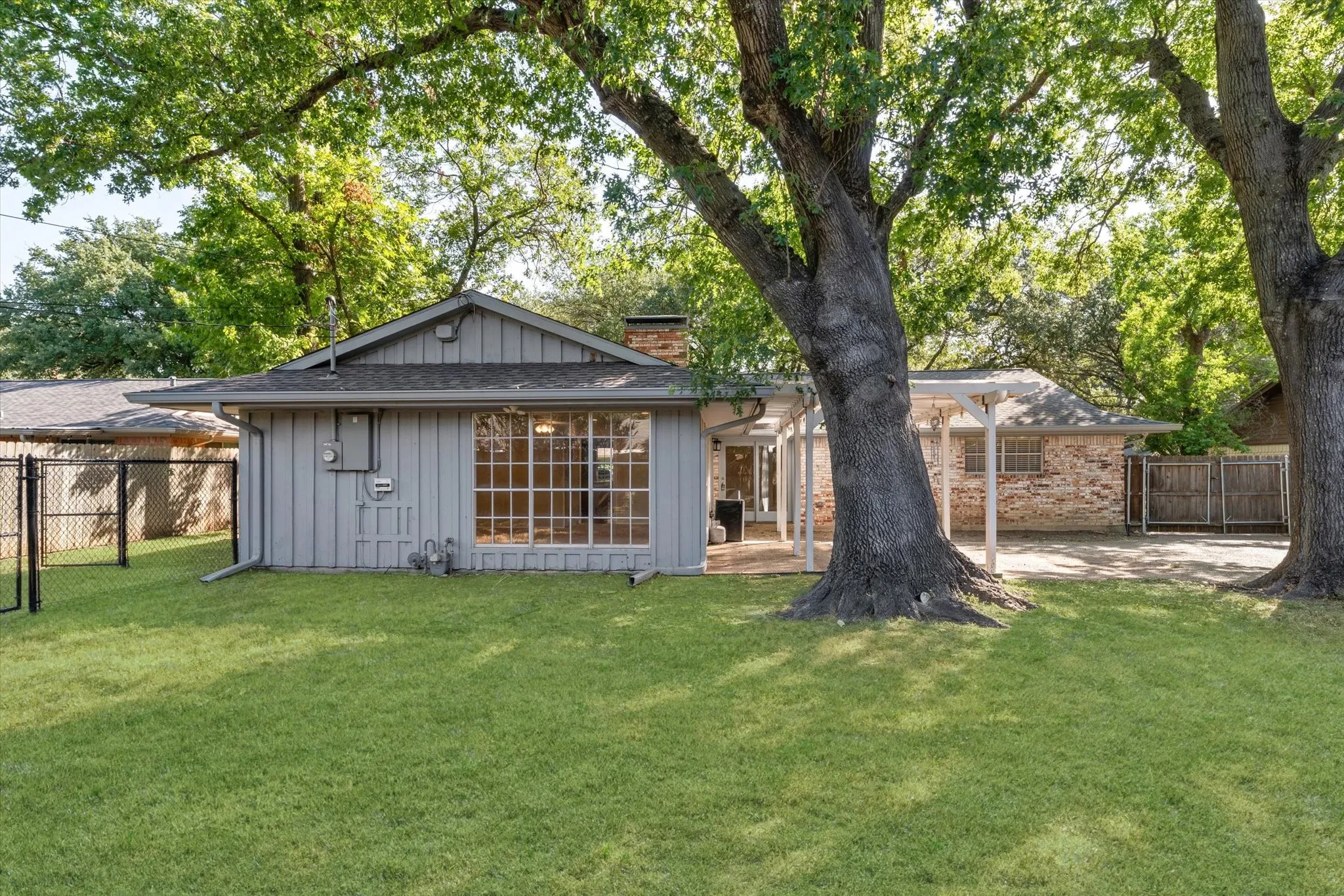 Single Family Residence For Sale in Mc Lennan County , 1728 Laurel Lake Drive, Waco, Texas 76710, 3 Bedroom, 3 Bathroom, Garage spaces, 2,245 Sqft, built in 1968, mls#21368452, Real Estate Agent in Waco, Homes For Sale in Mc Lennan county, Homes For Sale in Waco, Realtor in Waco Texas, Real Estate Brokerage Independent Realty Texas, Luminita Cordes Realtor