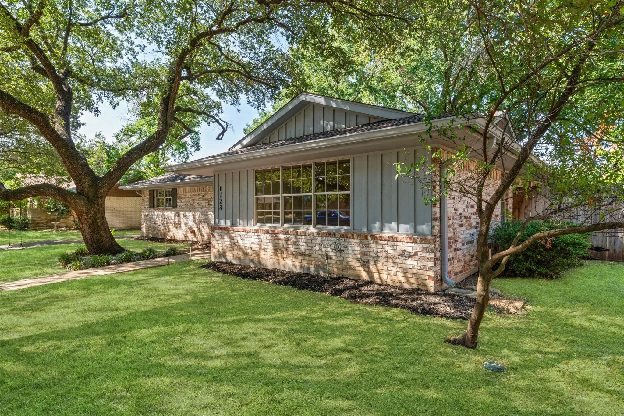 Single Family Residence For Sale in Mc Lennan County , 1728 Laurel Lake Drive, Waco, Texas 76710, 3 Bedroom, 3 Bathroom, Garage spaces, 2,245 Sqft, built in 1968, mls#21368452, Real Estate Agent in Waco, Homes For Sale in Mc Lennan county, Homes For Sale in Waco, Realtor in Waco Texas, Real Estate Brokerage Independent Realty Texas, Luminita Cordes Realtor