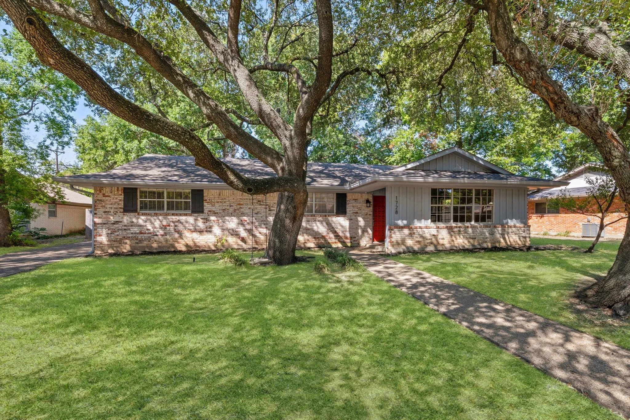 Single Family Residence For Sale in Mc Lennan County , 1728 Laurel Lake Drive, Waco, Texas 76710, 3 Bedroom, 3 Bathroom, Garage spaces, 2,245 Sqft, built in 1968, mls#21368452, Real Estate Agent in Waco, Homes For Sale in Mc Lennan county, Homes For Sale in Waco, Realtor in Waco Texas, Real Estate Brokerage Independent Realty Texas, Luminita Cordes Realtor