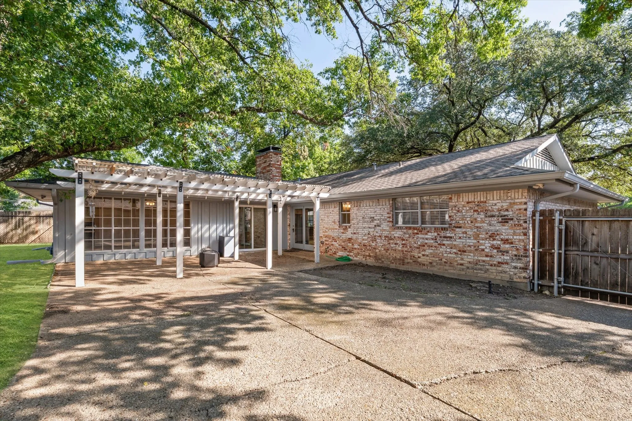 Single Family Residence For Sale in Mc Lennan County , 1728 Laurel Lake Drive, Waco, Texas 76710, 3 Bedroom, 3 Bathroom, Garage spaces, 2,245 Sqft, built in 1968, mls#21368452, Real Estate Agent in Waco, Homes For Sale in Mc Lennan county, Homes For Sale in Waco, Realtor in Waco Texas, Real Estate Brokerage Independent Realty Texas, Luminita Cordes Realtor