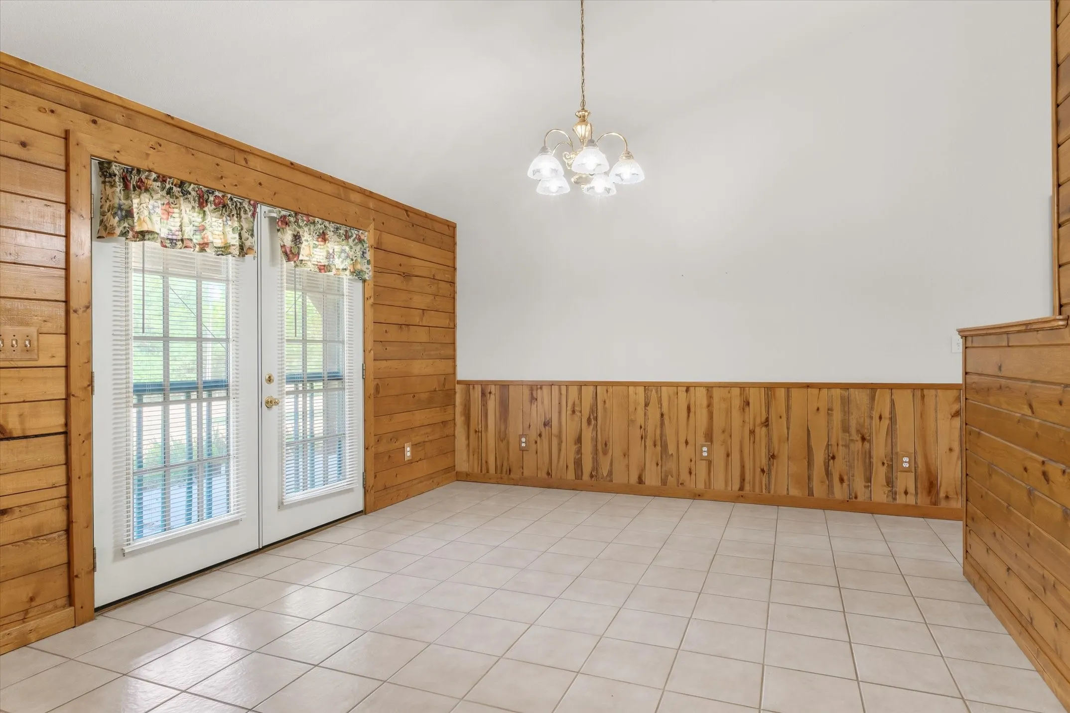 Single Family Residence For Sale in Van Zandt County , 9150 State Highway 198, Canton, Texas 75103, 2 Bedroom, 2 Bathroom, Garage spaces, 1,600 Sqft, built in 1999, mls#21368705, Real Estate Agent in Canton, Homes For Sale in Van Zandt county, Homes For Sale in Canton, Realtor in Canton Texas, Real Estate Brokerage Independent Realty Texas, Luminita Cordes Realtor