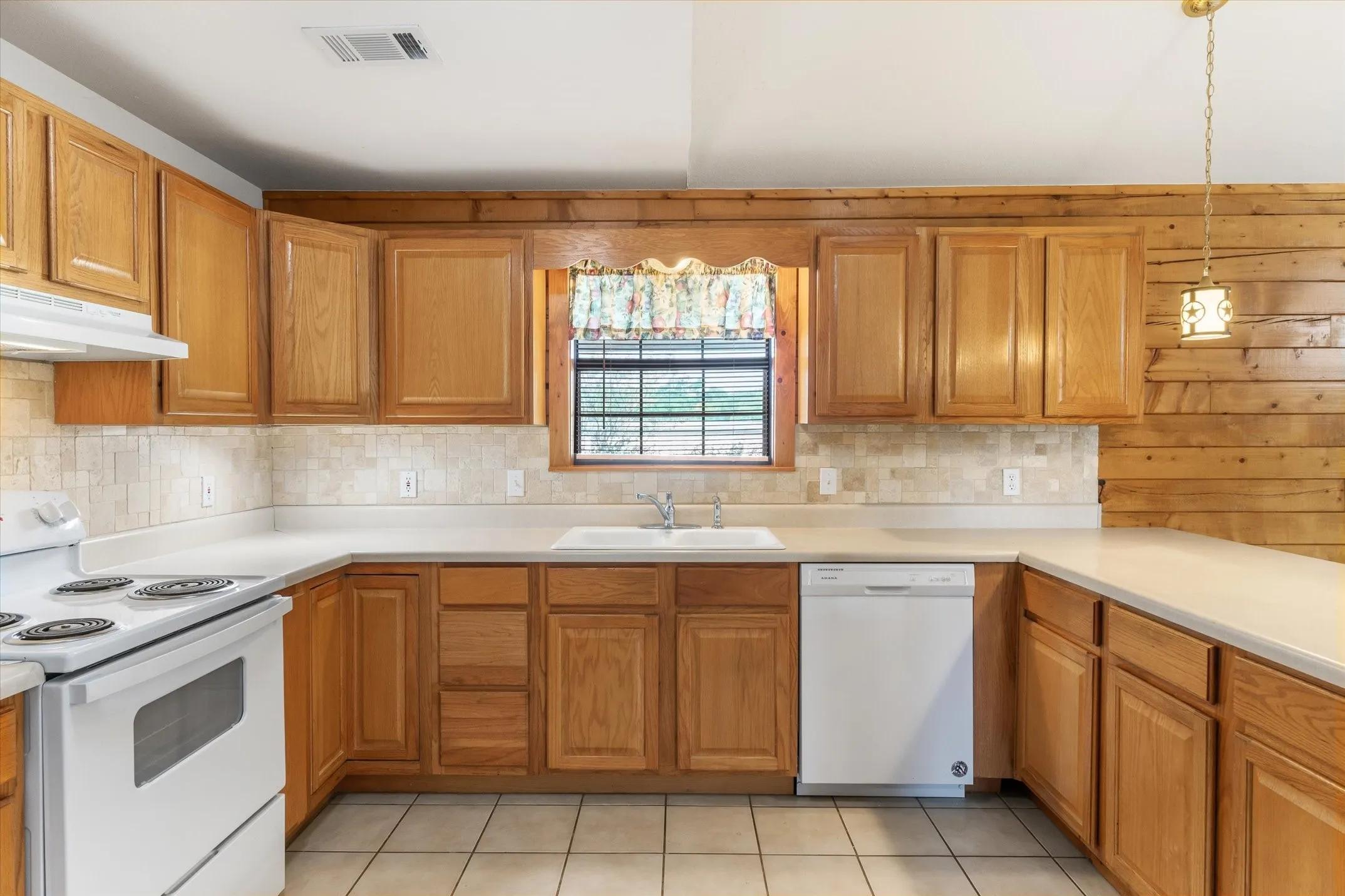Single Family Residence For Sale in Van Zandt County , 9150 State Highway 198, Canton, Texas 75103, 2 Bedroom, 2 Bathroom, Garage spaces, 1,600 Sqft, built in 1999, mls#21368705, Real Estate Agent in Canton, Homes For Sale in Van Zandt county, Homes For Sale in Canton, Realtor in Canton Texas, Real Estate Brokerage Independent Realty Texas, Luminita Cordes Realtor