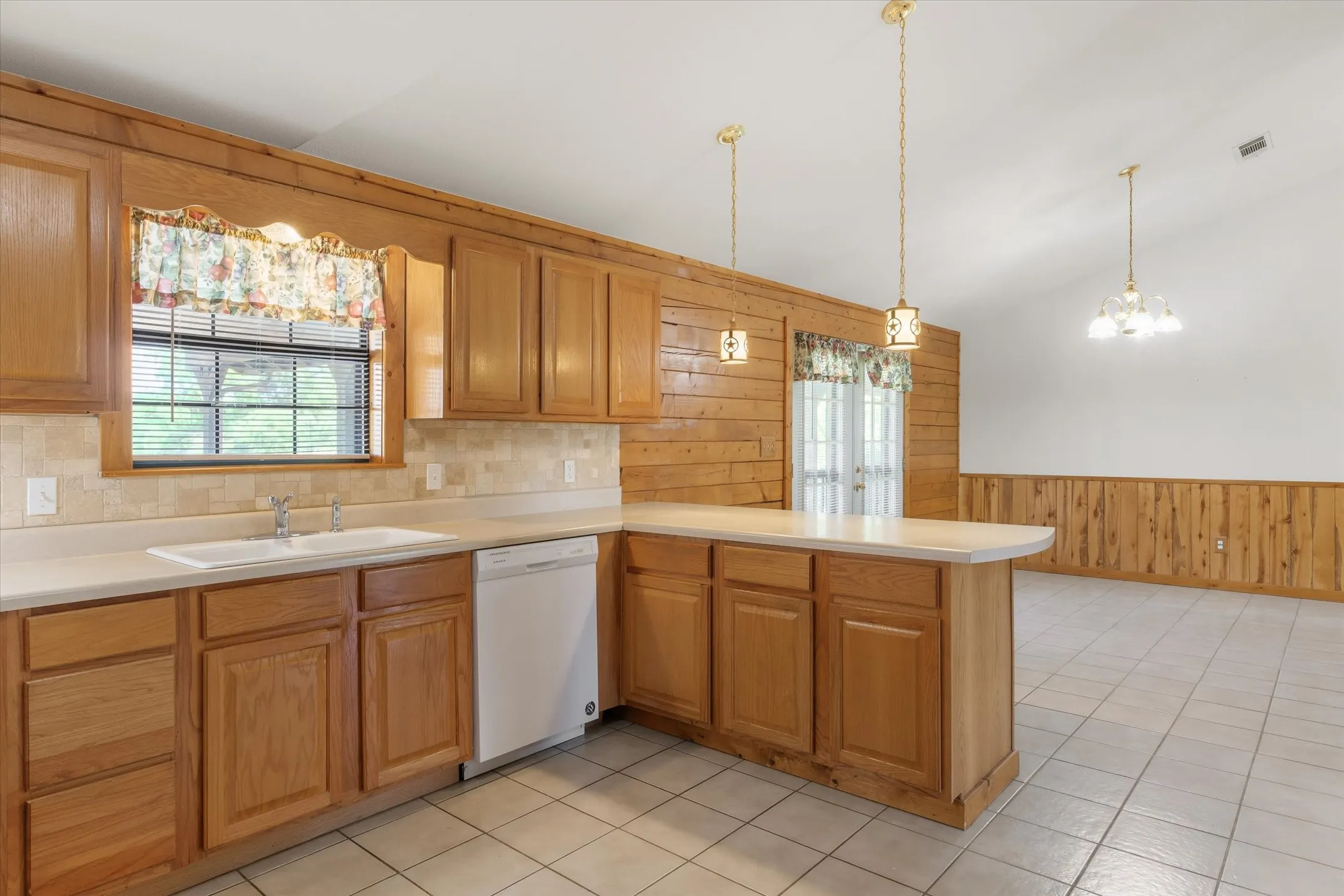 Single Family Residence For Sale in Van Zandt County , 9150 State Highway 198, Canton, Texas 75103, 2 Bedroom, 2 Bathroom, Garage spaces, 1,600 Sqft, built in 1999, mls#21368705, Real Estate Agent in Canton, Homes For Sale in Van Zandt county, Homes For Sale in Canton, Realtor in Canton Texas, Real Estate Brokerage Independent Realty Texas, Luminita Cordes Realtor