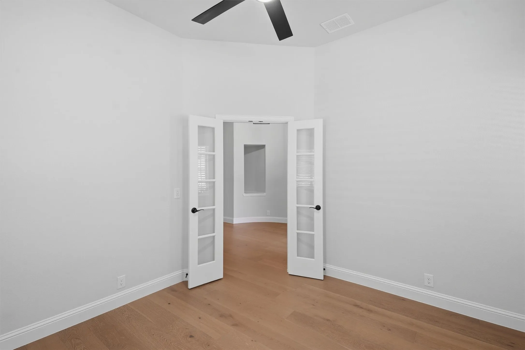 Single Family Residence For Sale in Denton County , 1003 Moss Grove Trail, Justin, Texas 76247, 4 Bedroom, 4 Bathroom, 3 Garage spaces, 3,741 Sqft, built in 2023, mls#21368647, Real Estate Agent in Justin, Homes For Sale in Denton county, Homes For Sale in Justin, Realtor in Justin Texas, Real Estate Brokerage Independent Realty Texas, Luminita Cordes Realtor