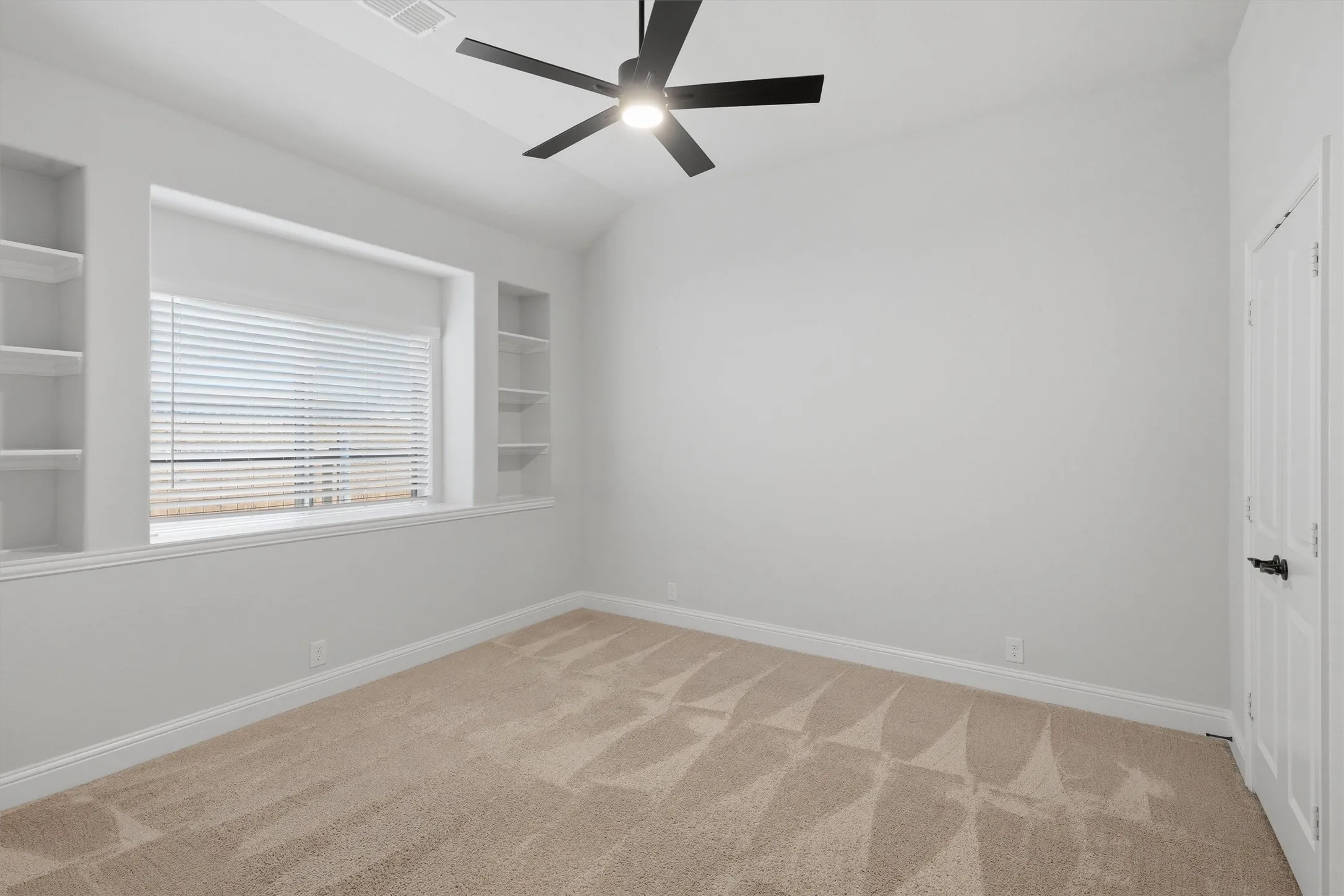 Single Family Residence For Sale in Denton County , 1003 Moss Grove Trail, Justin, Texas 76247, 4 Bedroom, 4 Bathroom, 3 Garage spaces, 3,741 Sqft, built in 2023, mls#21368647, Real Estate Agent in Justin, Homes For Sale in Denton county, Homes For Sale in Justin, Realtor in Justin Texas, Real Estate Brokerage Independent Realty Texas, Luminita Cordes Realtor