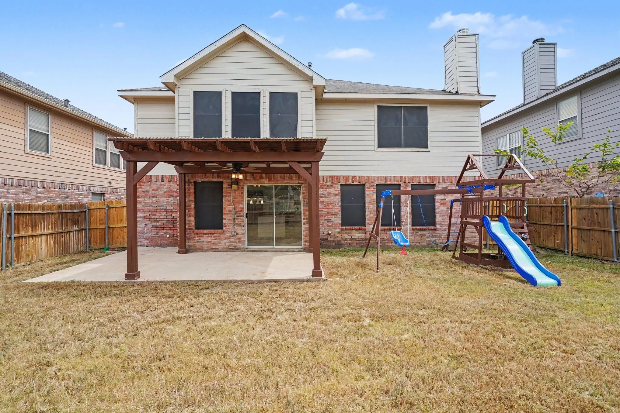 Single Family Residence For Sale in Tarrant County , 4800 Sleepy Ridge Circle, Fort Worth, Texas 76133, 4 Bedroom, 3 Bathroom, 2 Garage spaces, 3,261 Sqft, built in 2001, mls#21368448, Real Estate Agent in Fort Worth, Homes For Sale in Tarrant county, Homes For Sale in Fort Worth, Realtor in Fort Worth Texas, Real Estate Brokerage Independent Realty Texas, Luminita Cordes Realtor
