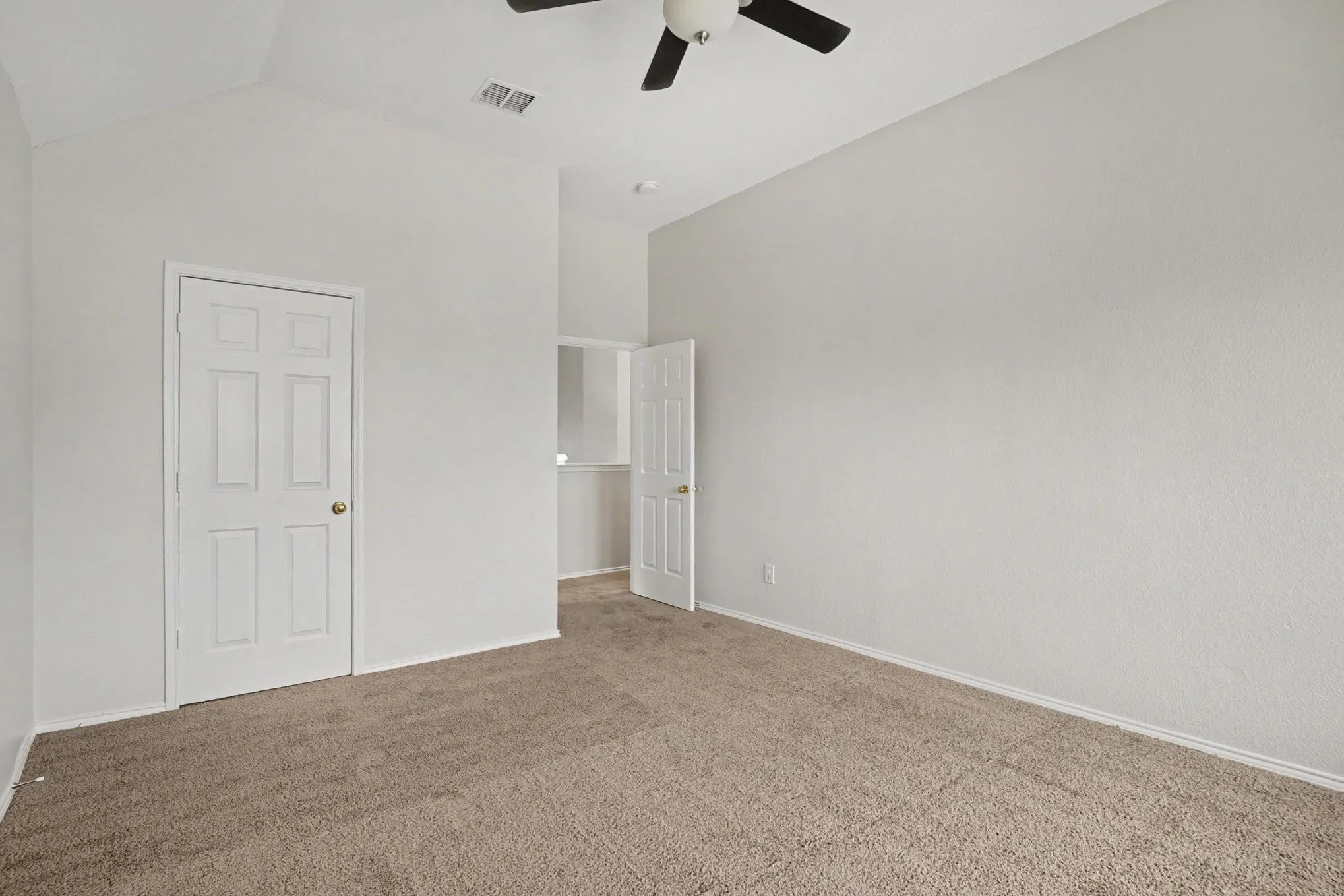 Single Family Residence For Sale in Tarrant County , 4800 Sleepy Ridge Circle, Fort Worth, Texas 76133, 4 Bedroom, 3 Bathroom, 2 Garage spaces, 3,261 Sqft, built in 2001, mls#21368448, Real Estate Agent in Fort Worth, Homes For Sale in Tarrant county, Homes For Sale in Fort Worth, Realtor in Fort Worth Texas, Real Estate Brokerage Independent Realty Texas, Luminita Cordes Realtor
