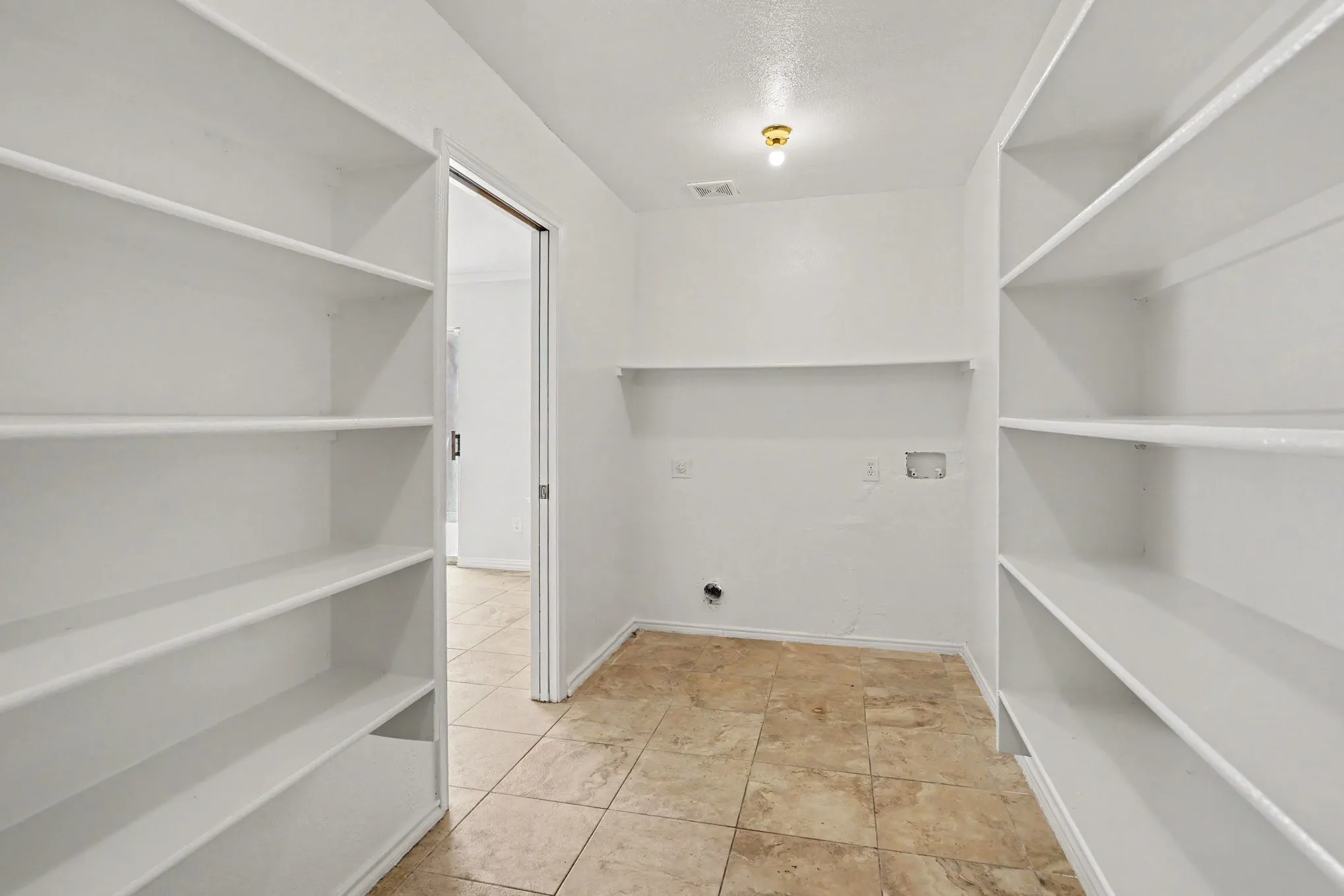 Single Family Residence For Sale in Tarrant County , 4800 Sleepy Ridge Circle, Fort Worth, Texas 76133, 4 Bedroom, 3 Bathroom, 2 Garage spaces, 3,261 Sqft, built in 2001, mls#21368448, Real Estate Agent in Fort Worth, Homes For Sale in Tarrant county, Homes For Sale in Fort Worth, Realtor in Fort Worth Texas, Real Estate Brokerage Independent Realty Texas, Luminita Cordes Realtor