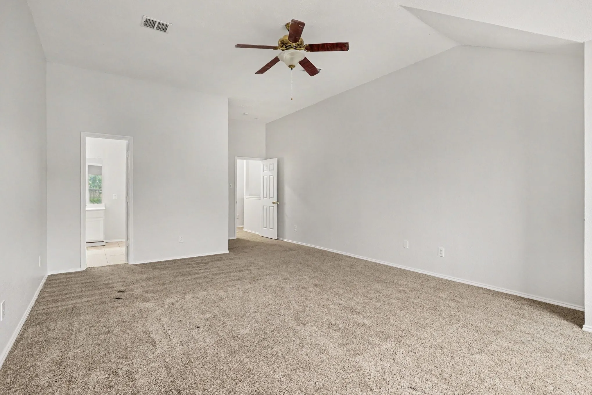 Single Family Residence For Sale in Tarrant County , 4800 Sleepy Ridge Circle, Fort Worth, Texas 76133, 4 Bedroom, 3 Bathroom, 2 Garage spaces, 3,261 Sqft, built in 2001, mls#21368448, Real Estate Agent in Fort Worth, Homes For Sale in Tarrant county, Homes For Sale in Fort Worth, Realtor in Fort Worth Texas, Real Estate Brokerage Independent Realty Texas, Luminita Cordes Realtor