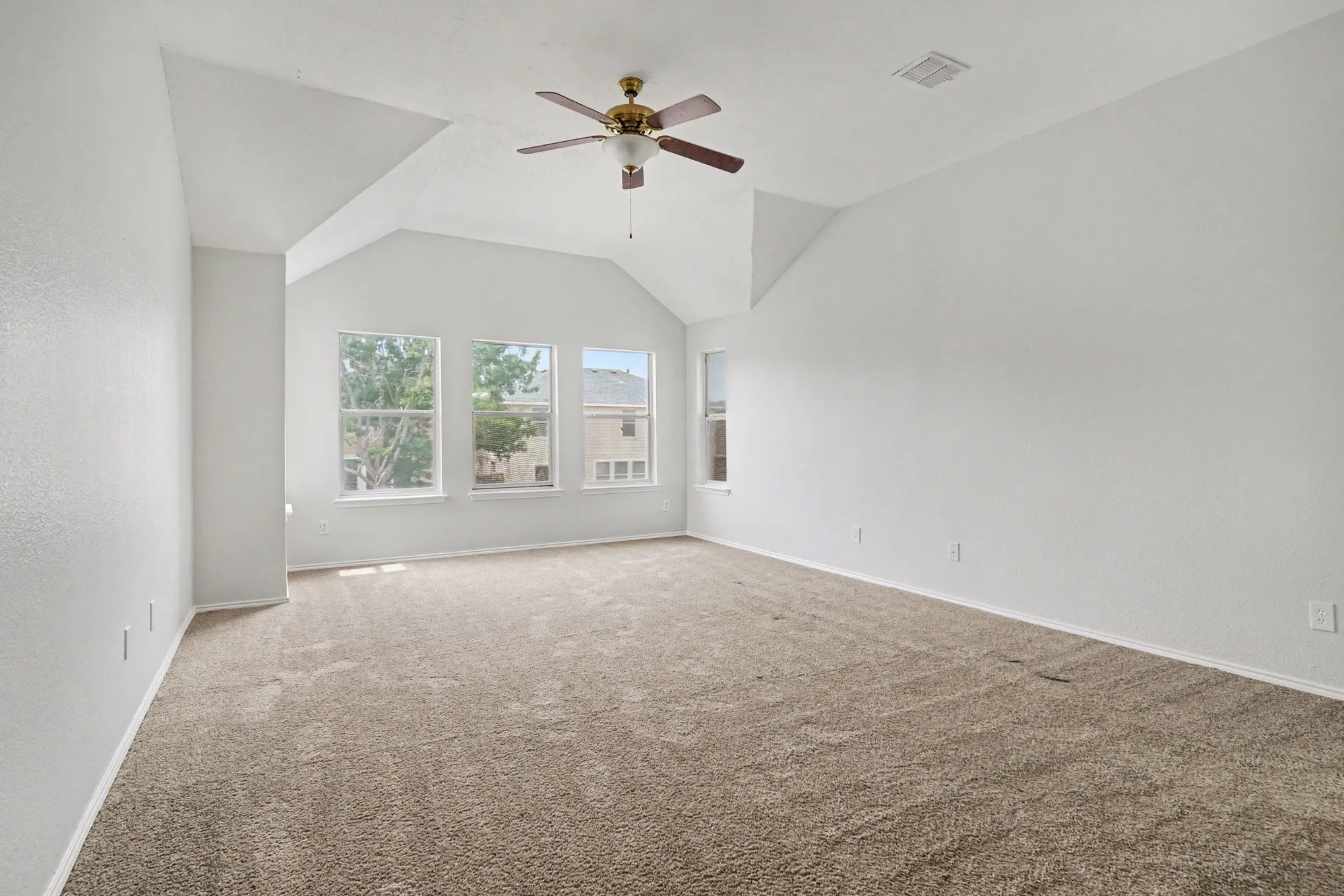 Single Family Residence For Sale in Tarrant County , 4800 Sleepy Ridge Circle, Fort Worth, Texas 76133, 4 Bedroom, 3 Bathroom, 2 Garage spaces, 3,261 Sqft, built in 2001, mls#21368448, Real Estate Agent in Fort Worth, Homes For Sale in Tarrant county, Homes For Sale in Fort Worth, Realtor in Fort Worth Texas, Real Estate Brokerage Independent Realty Texas, Luminita Cordes Realtor