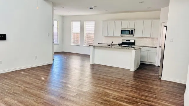 Single Family Residence For Rent in Dallas County , 5414 Riverwalk Parkway, Garland, Texas 75040, 4 Bedroom, 5 Bathroom, 2 Garage spaces, 2,466 Sqft, built in 2021, mls#21368513, Real Estate Agent in Garland, Homes For Rent in Dallas county, Homes For Rent in Garland, Realtor in Garland Texas, Real Estate Brokerage Independent Realty Texas, Luminita Cordes Realtor