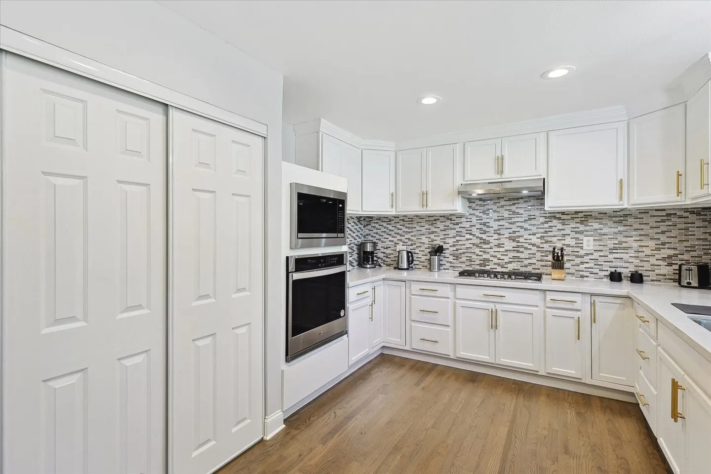 Single Family Residence For Rent in Dallas County , 3608 Courtdale, Farmers Branch, Texas 75234, 4 Bedroom, 3 Bathroom, Garage spaces, 2,867 Sqft, built in 1965, mls#21368735, Real Estate Agent in Farmers Branch, Homes For Rent in Dallas county, Homes For Rent in Farmers Branch, Realtor in Farmers Branch Texas, Real Estate Brokerage Independent Realty Texas, Luminita Cordes Realtor