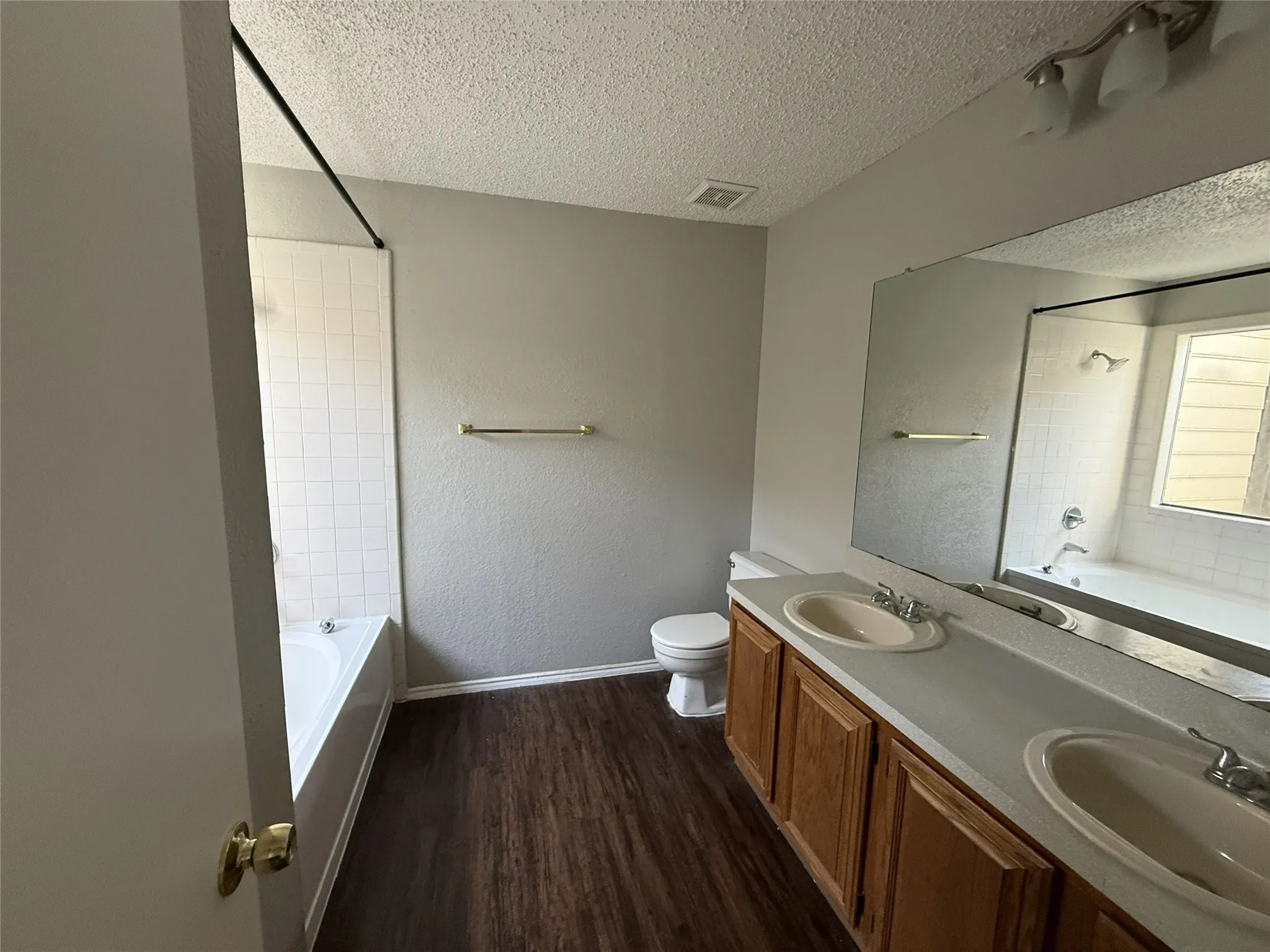 Single Family Residence For Sale in Dallas County , 404 Seminary Ridge, Mesquite, Texas 75149, 3 Bedroom, 2 Bathroom, 2 Garage spaces, 1,294 Sqft, built in 1987, mls#21368743, Real Estate Agent in Mesquite, Homes For Sale in Dallas county, Homes For Sale in Mesquite, Realtor in Mesquite Texas, Real Estate Brokerage Independent Realty Texas, Luminita Cordes Realtor
