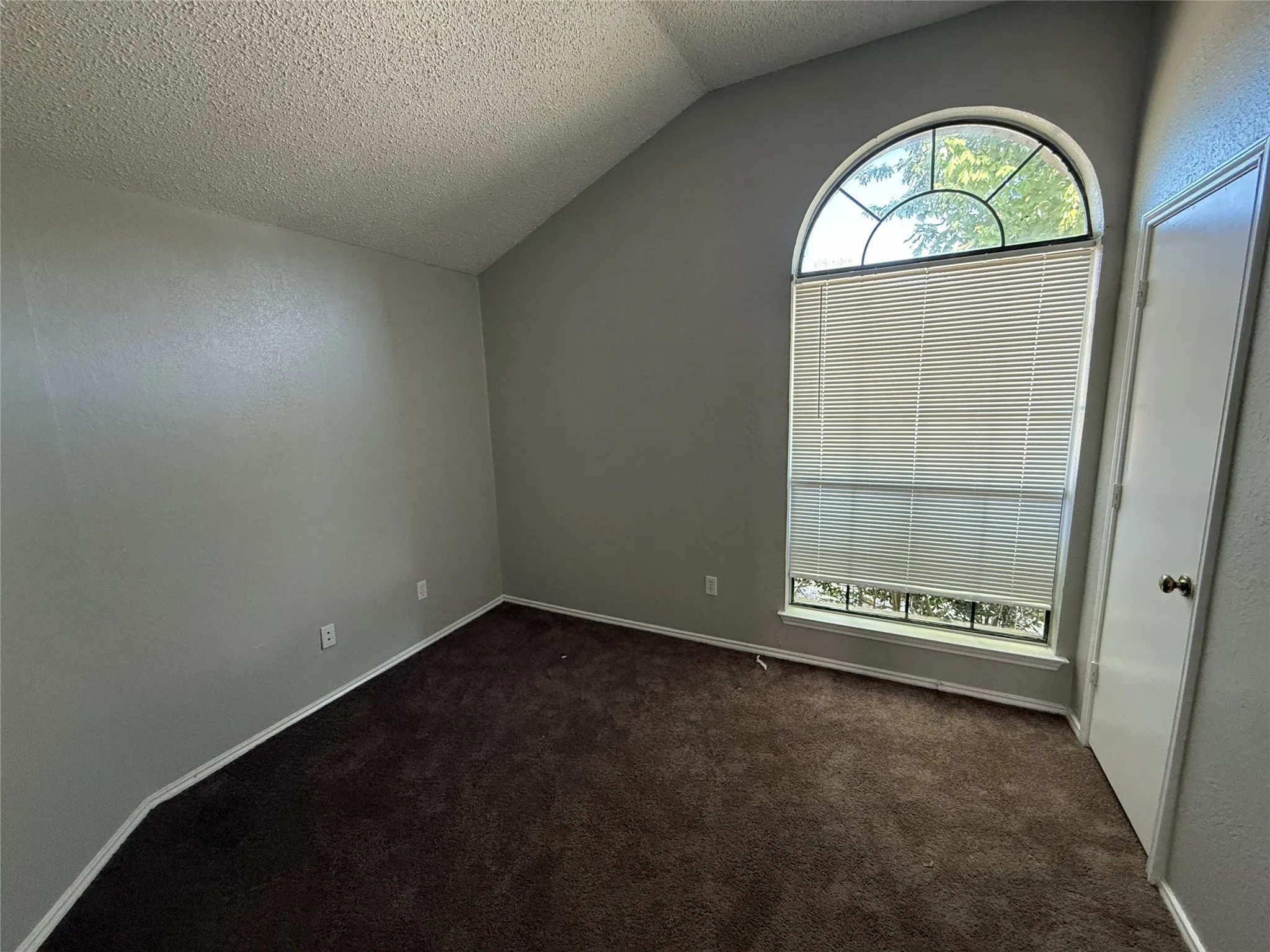 Single Family Residence For Sale in Dallas County , 404 Seminary Ridge, Mesquite, Texas 75149, 3 Bedroom, 2 Bathroom, 2 Garage spaces, 1,294 Sqft, built in 1987, mls#21368743, Real Estate Agent in Mesquite, Homes For Sale in Dallas county, Homes For Sale in Mesquite, Realtor in Mesquite Texas, Real Estate Brokerage Independent Realty Texas, Luminita Cordes Realtor