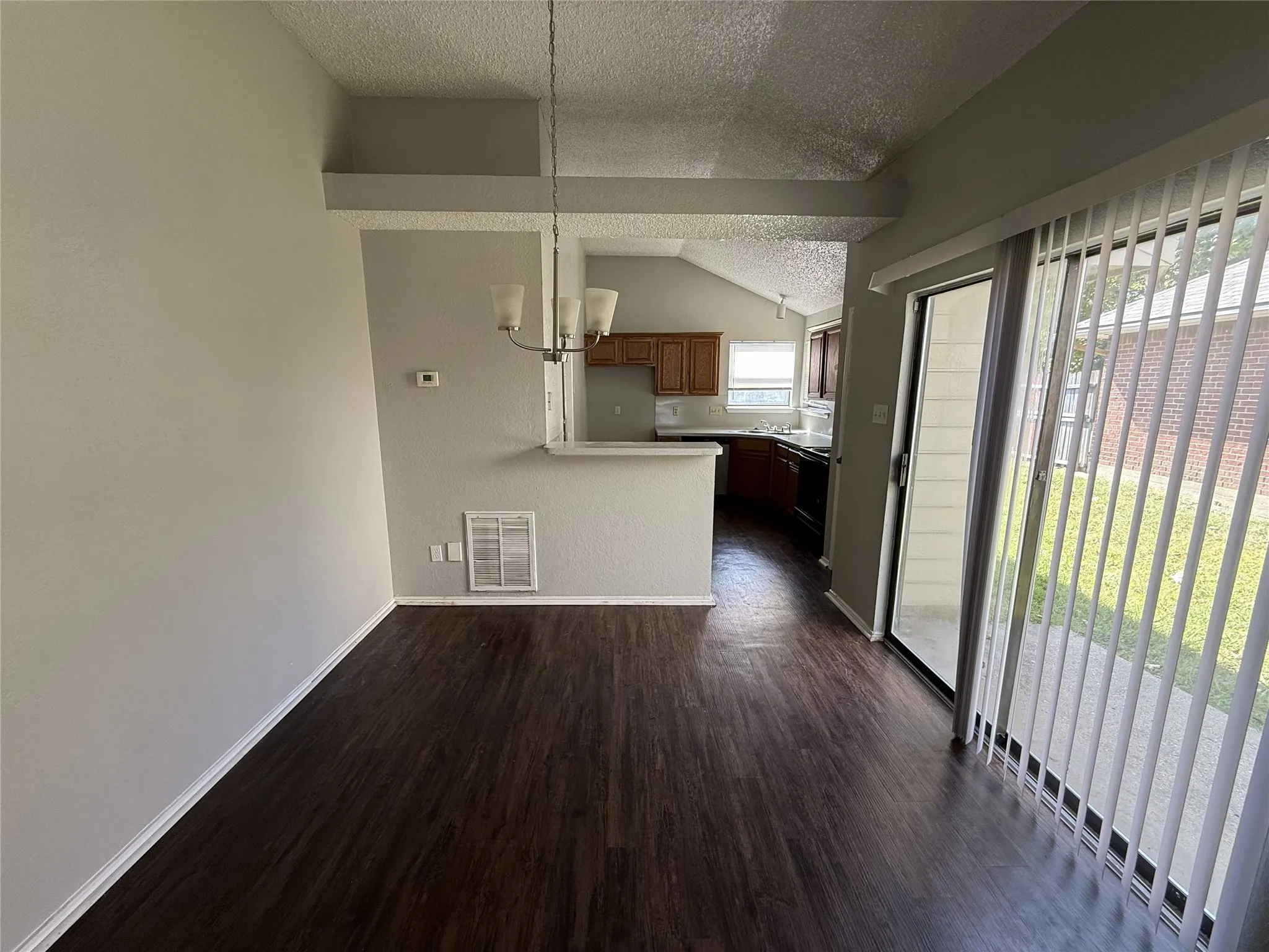Single Family Residence For Sale in Dallas County , 404 Seminary Ridge, Mesquite, Texas 75149, 3 Bedroom, 2 Bathroom, 2 Garage spaces, 1,294 Sqft, built in 1987, mls#21368743, Real Estate Agent in Mesquite, Homes For Sale in Dallas county, Homes For Sale in Mesquite, Realtor in Mesquite Texas, Real Estate Brokerage Independent Realty Texas, Luminita Cordes Realtor