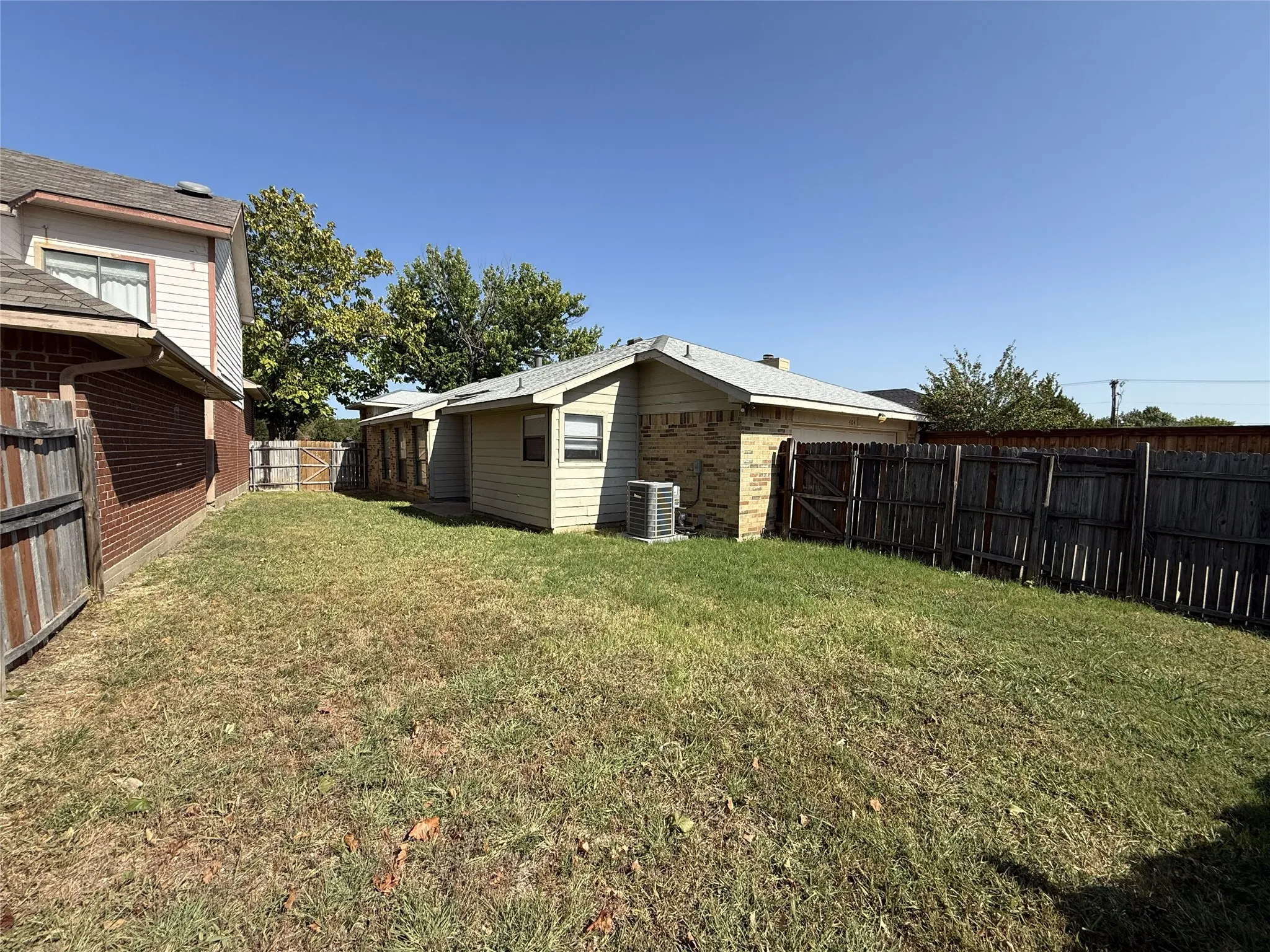 Single Family Residence For Sale in Dallas County , 404 Seminary Ridge, Mesquite, Texas 75149, 3 Bedroom, 2 Bathroom, 2 Garage spaces, 1,294 Sqft, built in 1987, mls#21368743, Real Estate Agent in Mesquite, Homes For Sale in Dallas county, Homes For Sale in Mesquite, Realtor in Mesquite Texas, Real Estate Brokerage Independent Realty Texas, Luminita Cordes Realtor