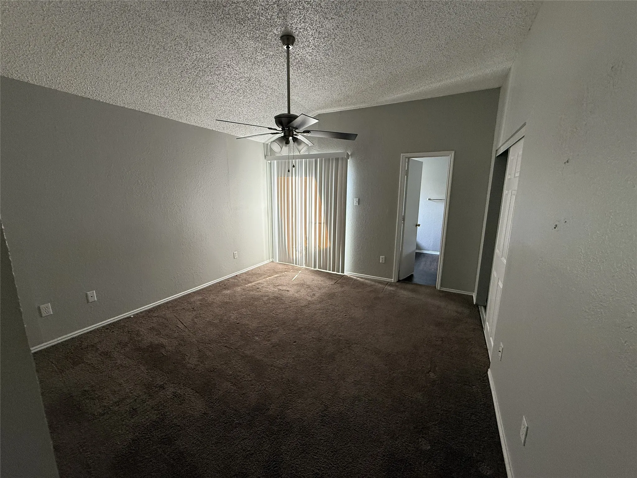 Single Family Residence For Sale in Dallas County , 404 Seminary Ridge, Mesquite, Texas 75149, 3 Bedroom, 2 Bathroom, 2 Garage spaces, 1,294 Sqft, built in 1987, mls#21368743, Real Estate Agent in Mesquite, Homes For Sale in Dallas county, Homes For Sale in Mesquite, Realtor in Mesquite Texas, Real Estate Brokerage Independent Realty Texas, Luminita Cordes Realtor