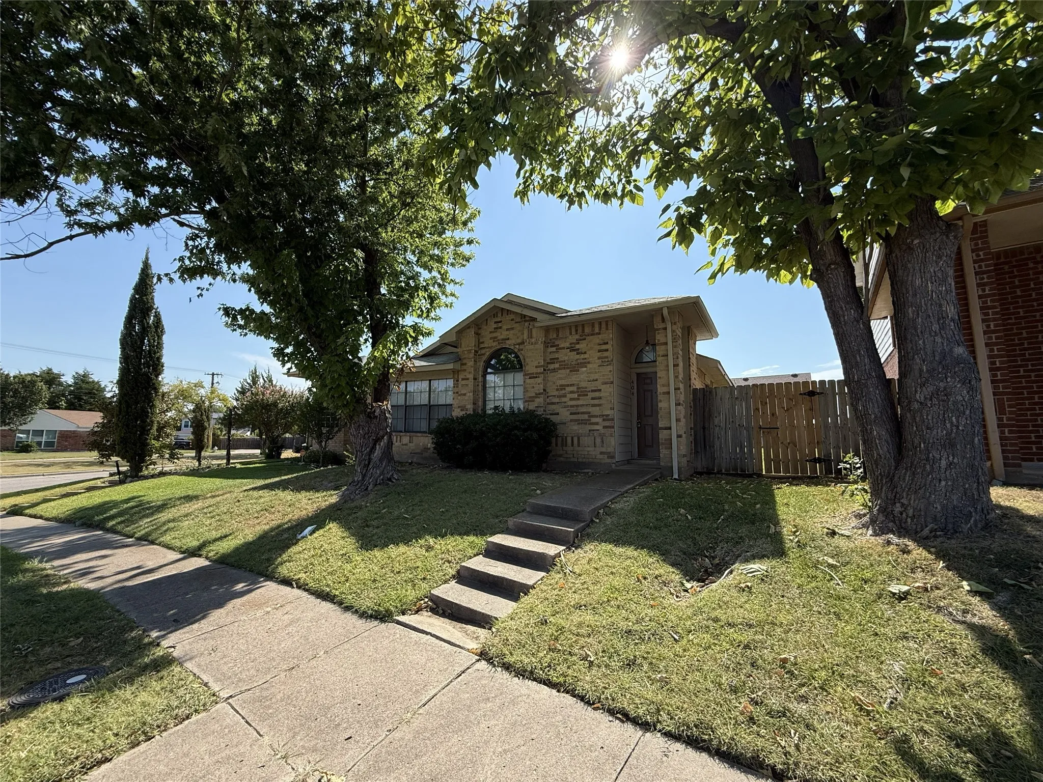 Single Family Residence For Sale in Dallas County , 404 Seminary Ridge, Mesquite, Texas 75149, 3 Bedroom, 2 Bathroom, 2 Garage spaces, 1,294 Sqft, built in 1987, mls#21368743, Real Estate Agent in Mesquite, Homes For Sale in Dallas county, Homes For Sale in Mesquite, Realtor in Mesquite Texas, Real Estate Brokerage Independent Realty Texas, Luminita Cordes Realtor