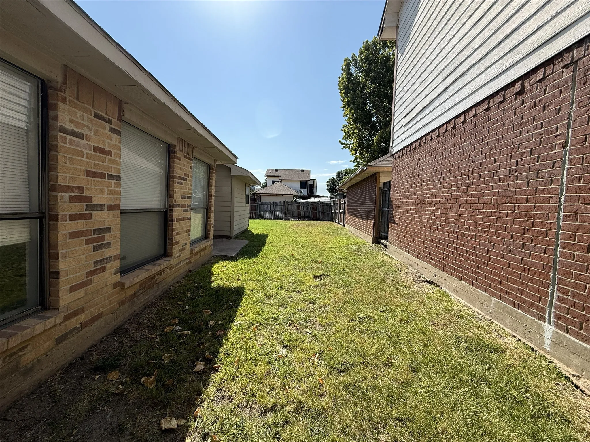 Single Family Residence For Sale in Dallas County , 404 Seminary Ridge, Mesquite, Texas 75149, 3 Bedroom, 2 Bathroom, 2 Garage spaces, 1,294 Sqft, built in 1987, mls#21368743, Real Estate Agent in Mesquite, Homes For Sale in Dallas county, Homes For Sale in Mesquite, Realtor in Mesquite Texas, Real Estate Brokerage Independent Realty Texas, Luminita Cordes Realtor